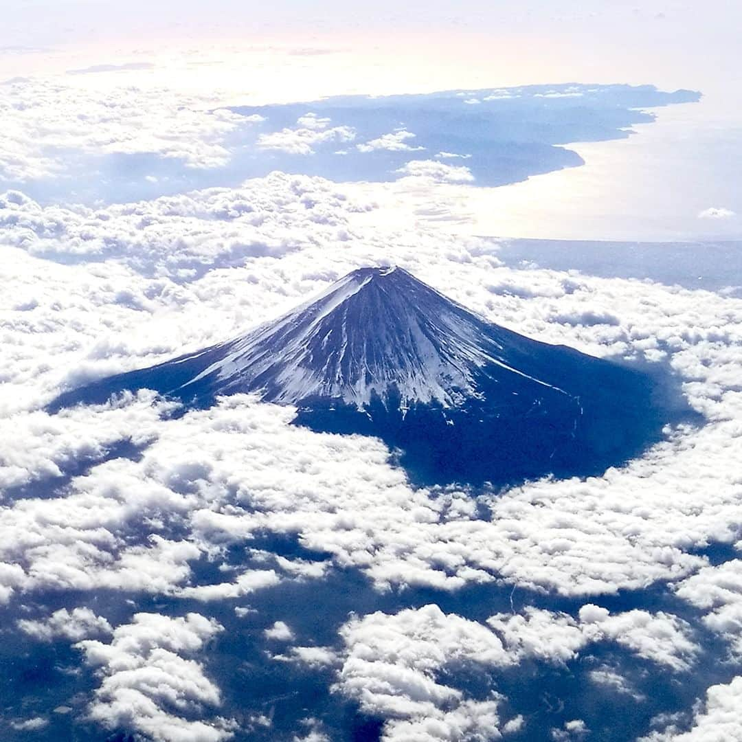 All Nippon Airwaysさんのインスタグラム写真 - (All Nippon AirwaysInstagram)「Up in the clouds and in awe of Mt. Fuji's majestic beauty! Thank you to our Guangzhou crew for taking this amazing photo! 🗻✈️✨ #CrewView #MtFuji」5月1日 22時30分 - allnipponairways