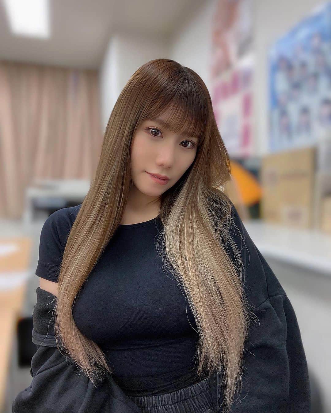 石田優美さんのインスタグラム写真 - (石田優美Instagram)「いぇーーい✌️ 基本、黒の服多めです。  #黒 #フード #茶髪 #ロングヘア」5月1日 22時30分 - yu_mi_1012