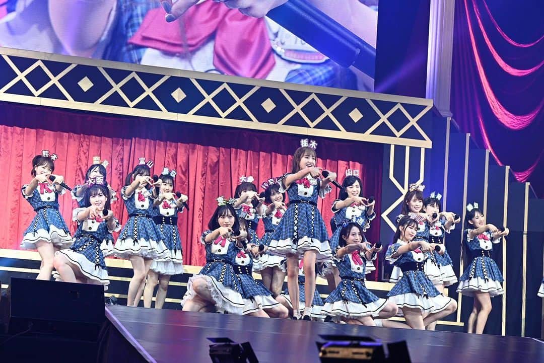 AKB48 Officialのインスタグラム：「AKB48 チーム 8 の活動休止前ラストコンサート🐝 AKB48 チーム 8 春の総決算祭り 9 年間のキセキ 昼の部☀️ ハイライト写真をお届け✨  昼の部にはチーム8の歴史を創ってきた  OG メンバー32 名が大集合❣️❣️ 総勢 61 名の出演メンバーで 華やかなステージを繰り広げました💫  #akb #akb48 #チーム8」