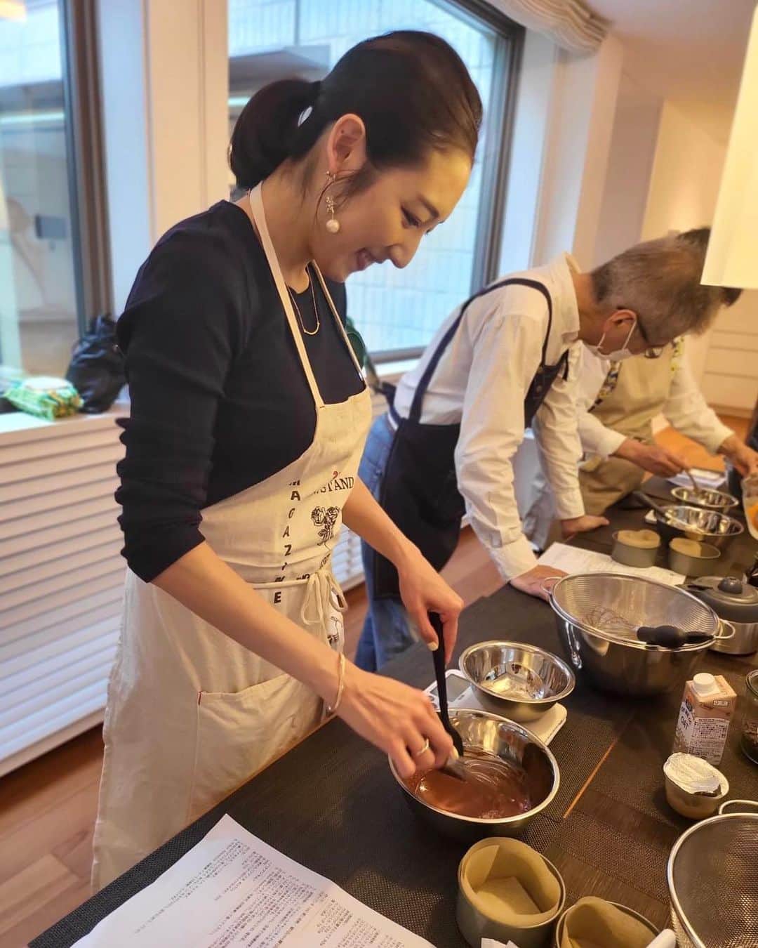 太田彩乃さんのインスタグラム写真 - (太田彩乃Instagram)「作るのも食べるのも大好きなヴィーガン＆グルテンフリースイーツ🍫 素敵な住宅展示場でのクッキングWSに参加してきました！憧れと夢がつまった、お洒落キッチンでのお菓子作り。楽しすぎたぁ🥹✨  もちろん @ukaibrooklyn レシピのヴィーガン＆グルテンフリーブラウニーは簡単なのに美味しくて大満足♥️ なのに食べた後の体が軽くて嬉しいっ😋  👶🏻は良い香りに包まれた空間で、いつも以上に必死に🍫の歯固めをハムハムしてました…🤤 将来、食いしん坊確定ですね。笑  りえちゃん、お誘い頂きありがとうー！ . . #ヴィーガンスイーツ #グルテンフリー #ヴィーガングルテンフリーブラウニー #プラントベース #フレキシタリアン #米粉レシピ」5月1日 22時32分 - ayano.ohta