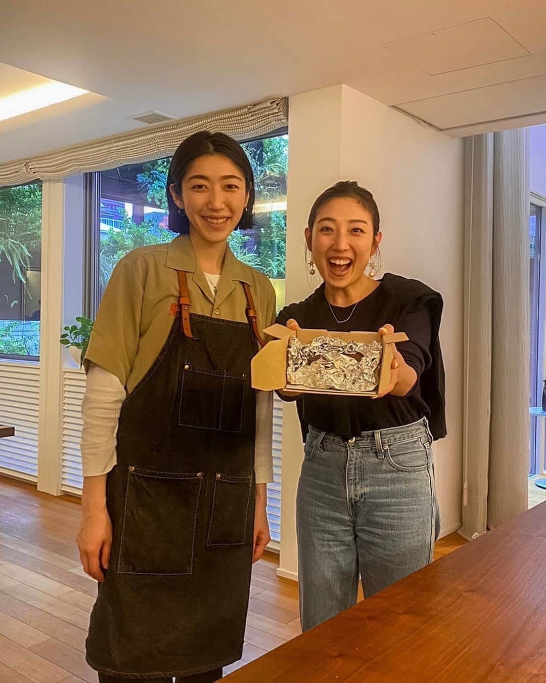 太田彩乃のインスタグラム：「作るのも食べるのも大好きなヴィーガン＆グルテンフリースイーツ🍫 素敵な住宅展示場でのクッキングWSに参加してきました！憧れと夢がつまった、お洒落キッチンでのお菓子作り。楽しすぎたぁ🥹✨  もちろん @ukaibrooklyn レシピのヴィーガン＆グルテンフリーブラウニーは簡単なのに美味しくて大満足♥️ なのに食べた後の体が軽くて嬉しいっ😋  👶🏻は良い香りに包まれた空間で、いつも以上に必死に🍫の歯固めをハムハムしてました…🤤 将来、食いしん坊確定ですね。笑  りえちゃん、お誘い頂きありがとうー！ . . #ヴィーガンスイーツ #グルテンフリー #ヴィーガングルテンフリーブラウニー #プラントベース #フレキシタリアン #米粉レシピ」