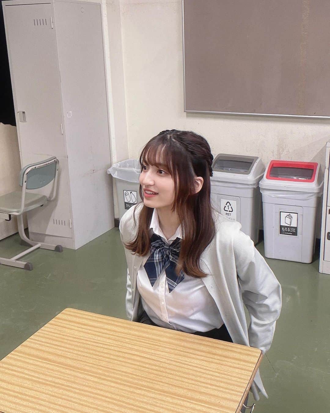 都丸亜華梨のインスタグラム：「MVみてくれたかなあ？ 放課後風〜♡ #オフショット #制服」