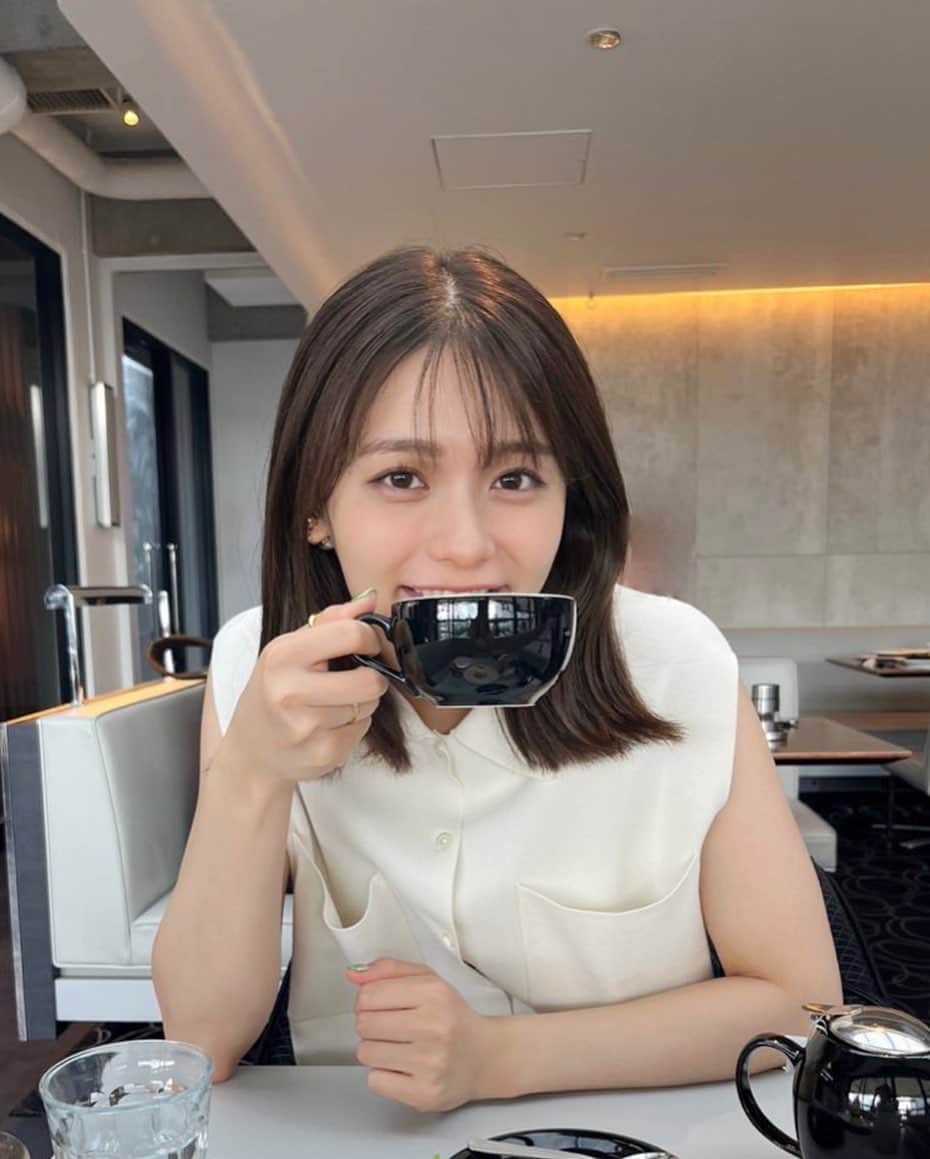 足立佳奈のインスタグラム：「圧倒的、紅茶派な、わたし。🫖  そして今日は顔が盛れました。笑」