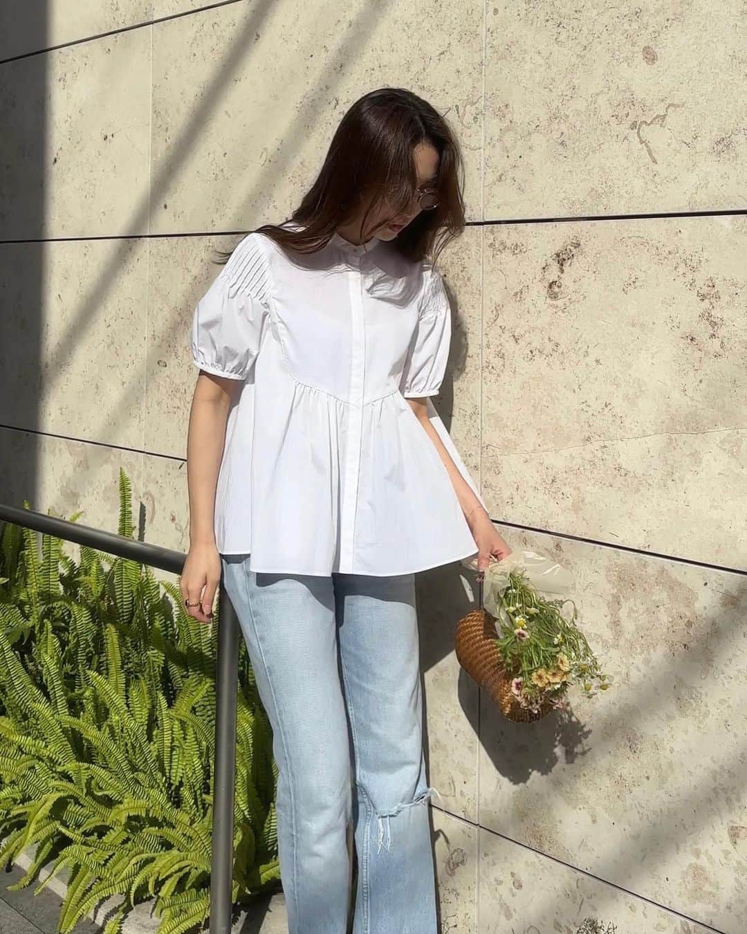 中世古麻衣のインスタグラム：「春のそよ風みたいな軽やかなブラウスでおでかけ😌🍃 ランチの後、大好きなお花屋さんに寄ってのんびりお散歩してたら可愛い蝶々さんがついてきてくれた🤍🍃🍋🌼  骨格的にボリュームのあるブラウスは難しくてあまり持ってなかったのだけど、こちらはシルエットが絶妙で何に合わせても品よく綺麗に見せてくれるのでお気に入り。  ただのバルーンスリーブじゃなくてプリーツの切り返しが入っていたり、前ボタンが見えない比翼仕立てになっていたり。 デザインも楽しめつつ、身体のラインが綺麗に見えるこだわりにご機嫌です🍃  EMBOS ピンタック ショートスリーブブラウス @unitedarrows_official  #UnitedArrows #ユナイテッドアローズ #ブラウスコーデ #ブラウスコーディネート #リゾートコーデ #おでかけコーデ #旅コーデ #旅行コーデ #ホテルステイ #ワーケーション #ホテル #ホカンス  #国内旅行」