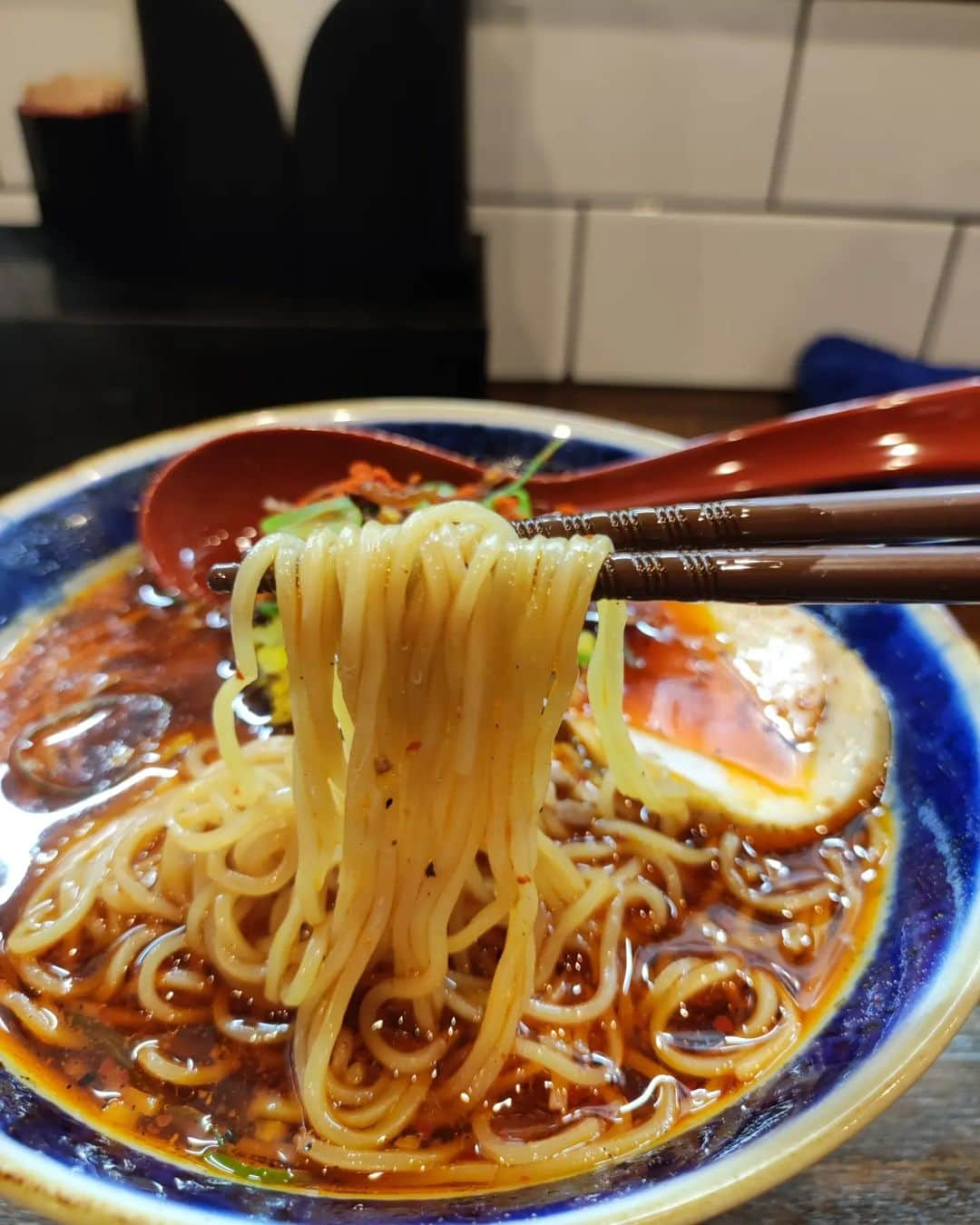 つけMen野郎さんのインスタグラム写真 - (つけMen野郎Instagram)「酸辣湯麺 yagu-noodle yaguの担々麺食べてみたいなぁと思って入ったら売切れていた。なので酸辣湯麺ポチ。独創的な見た目の酸辣湯麺。味も辛味と酸味とスパイシーさを感じさせ、オーソドックスな酸辣湯麺とはひと味違っていた。食べ進めるごとにクセになるおいしさでした。」5月1日 13時49分 - bokurarri