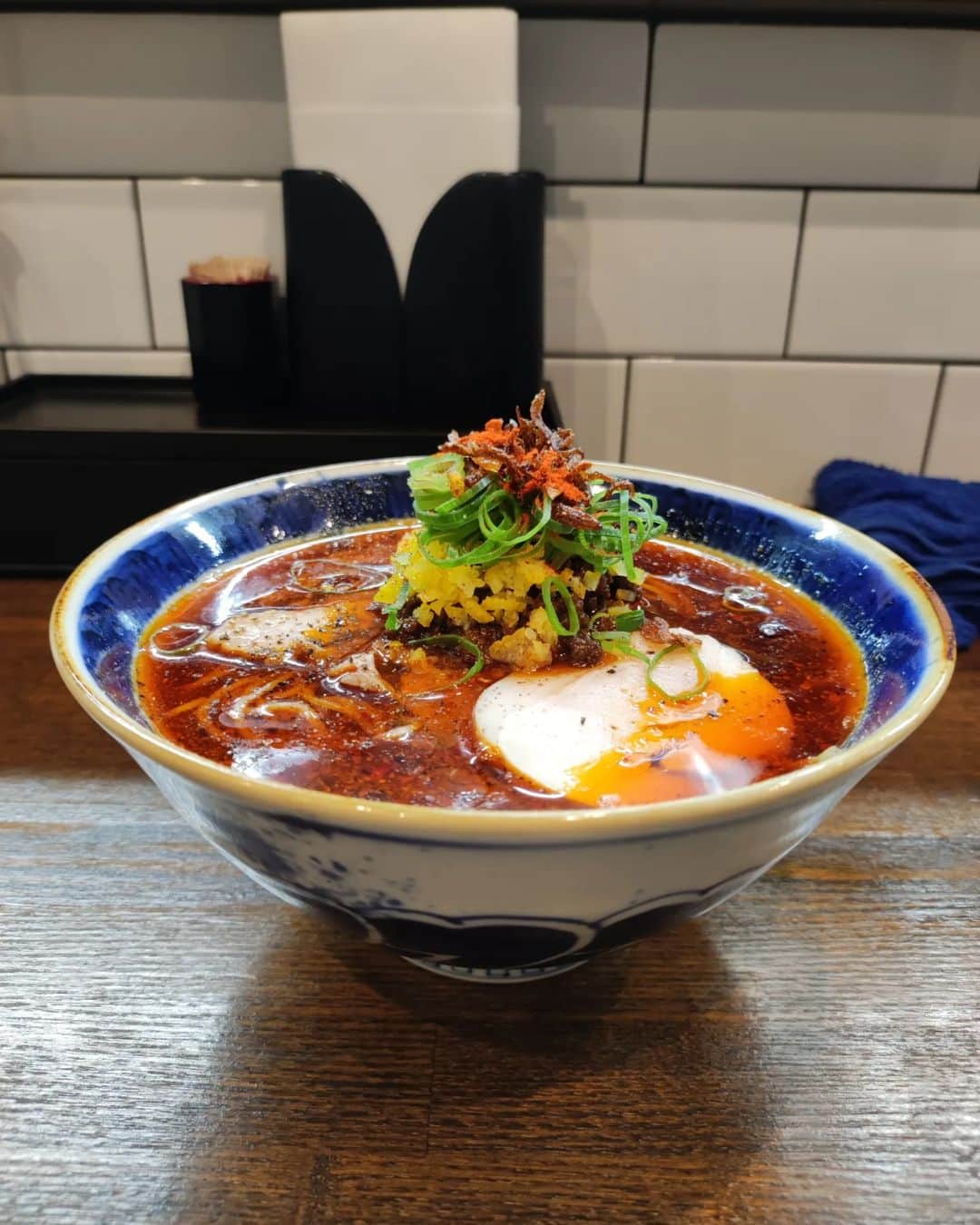 つけMen野郎のインスタグラム：「酸辣湯麺 yagu-noodle yaguの担々麺食べてみたいなぁと思って入ったら売切れていた。なので酸辣湯麺ポチ。独創的な見た目の酸辣湯麺。味も辛味と酸味とスパイシーさを感じさせ、オーソドックスな酸辣湯麺とはひと味違っていた。食べ進めるごとにクセになるおいしさでした。」