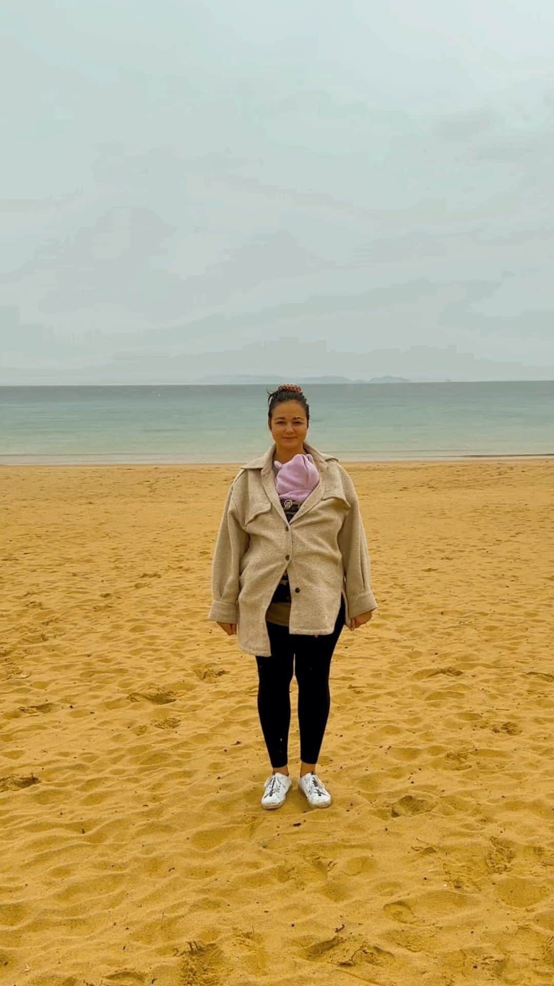 エリナ シルカのインスタグラム：「Our family in a #wesanderson film 🎥🧐 大雨の中のビーチ🏖」