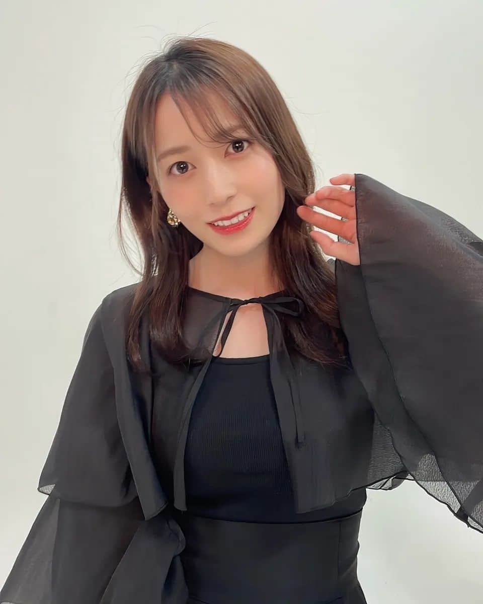 佐々木優佳里のインスタグラム：「🖤  撮影のオフショット～！！ (事務所の)  #AKB48」