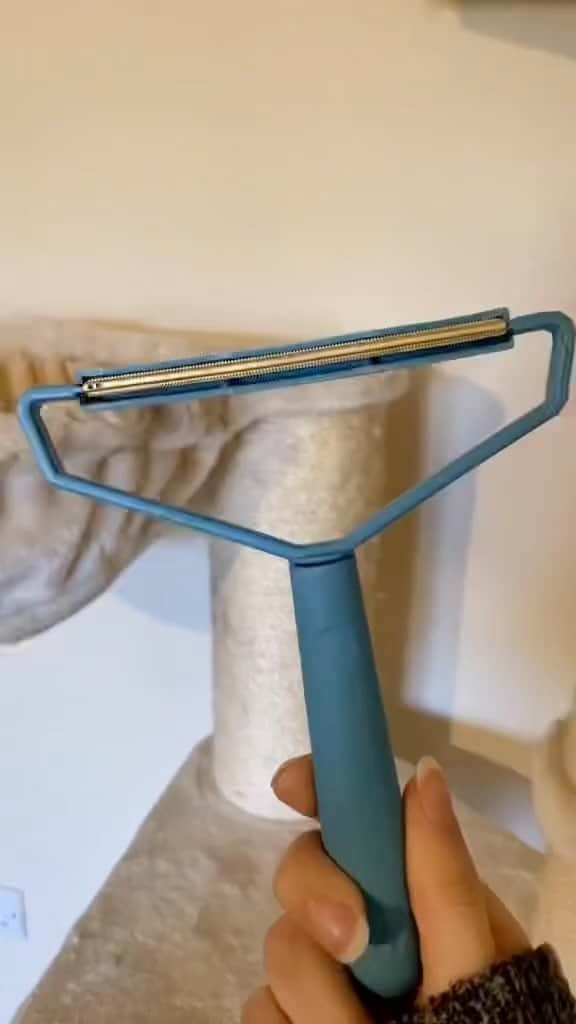 SHEINのインスタグラム：「Even @milo_is_handsome_‘s cat was stunned about this hair hack 🙀🤣 That brush is workin‘ fur real! 😉  🔎11247363  #SHEIN #SHEINstyle #fashion #chic #saveinstyle」