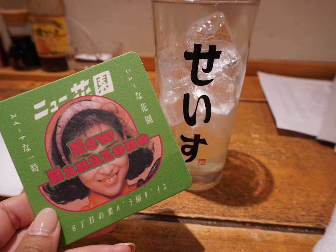 山田桃子さんのインスタグラム写真 - (山田桃子Instagram)「夜① .  札幌の夜、 一軒目  玉置浩二さんに惹かれて... つい、店中に入ってしまいました🚶‍♂️  名物「もろこし揚げ」 もろこしの甘さに驚き♡ ここでは、絶対に食べてほしい✨  〜 ちなみに、、、 モロコシが品質改良された作物が 「トウモロコシ」  言い方が違うだけじゃないんですね👀  モロコシは栄養価が高くて、 抗酸化作用も期待できる人気の腸活、ダイエット食材🤍 しかも、グルテンフリーなので小麦アレルギーの人も安心！  トウモロコシは、グルテンに似たプロラミンという成分が含まれているので、小麦アレルギーの人は、控えた方がよさそうです！ 〜  おつまみでも、 栄養価の高い食材を上手に取り入れて、 健康にお酒を楽しみたいですね🧡  . #札幌グルメ #すすきのグルメ  #札幌居酒屋 #せいすスタンド  #せいす #狸小路 #狸小路グルメ  #もろこし揚げ #モロコシ #トウモロコシ  #玉置浩二好きな人と繋がりたい」5月1日 13時54分 - momomdoll