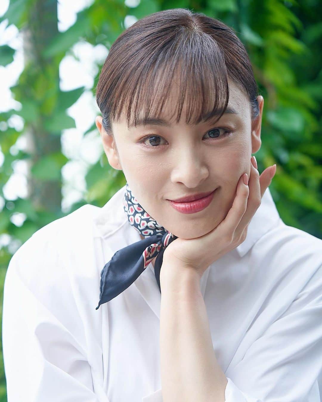 のインスタグラム：「暑かったり寒かったり 気候とともに心も身体も揺らぎやすい季節。 なるべく穏やかに、安定した航海を願うけれど 波がたたなければ、後退せずとも前進することもない。 時には流れに身を委ねるくらいの余裕をもって、 揺らぐことを受け入れてみる… 流れ着いた先に心弾む何かが待っているかもしれない。  덥거나 춥거나 기후와 함께 몸도 마음도 흔들리기 쉬운 계절. 가급적 온화하게, 안정된 항해를 바라지만 파도가 없으면 후퇴하지 않아도 전진할 일도 없다. 때로는 흐름에 몸을 맡길 정도의 여유를 가지고, 흔들리는 것을 받아보자... 흘러 도착한 끝에 설레는 무언가가 기다리고 있을지도 모른다.  styling/ @masami__tanaka  hair make/ @kanesawamiho  photographer/ @harapekonico   #5月 #오월 #may」