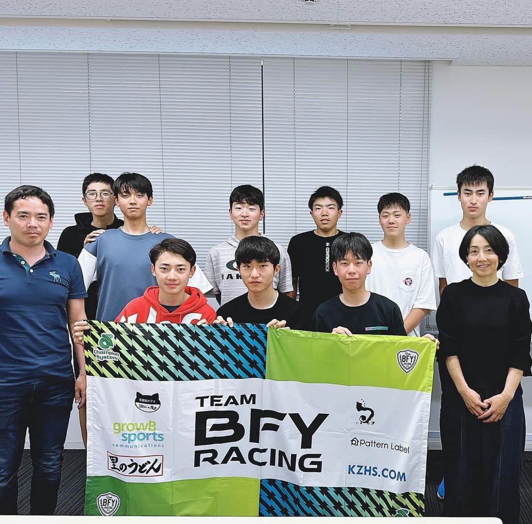 益子直美のインスタグラム：「昨日の日曜日、 主人主催の中学生自転車ロードレーサーのチーム、Team BFY Racingへの栄養セミナーを見学させてもらいました！ チームを卒業した高校生の先輩も参加。その中には全国大会優勝者2人も！ 保護者の皆さんも一緒に参加。  講師は、主人の現役時代にお世話になっていた栄養士さん、柴田麗さん！ 現在もプロ野球やサッカーなどなどトップカテゴリーの選手たちの栄養を支えています！  なんと、この日のセミナーは‼️ レジェンド寮母さんと呼ばれる村野明子さんの作るお弁当を食べてからの栄養セミナー！ 長い距離を走るロードレース&成長期の男子用のお弁当は、なんと全部で1000kgcal弱！ とっても美味しいのに、栄養バランス取れていて、ボリュームもある！ 鶏のハニーマスタード、シラスのパスタ、ブロッコリーの梅あえなど、また食べたいメニューばかり！ 私には半分の量でちょうどよかったです！残りは主人がペロリ。 (2人で一つ)  目標をしっかり見据えて、それを達成するために、食事も意識する。 強くなるためには、練習だけではなく、栄養、休養も必要！ 私たちの血液や筋肉、口から食べたものでできているんですもんね！ 競技をやっていなくても、反省がたくさん！  今回は選手と保護者さんでしたが、 これは全ての子供達に関わる指導者さんにも体験してもらいセミナーです。  とても有意義な時間でした！！ Team BFY Racingから、全国優勝や海外へチャレンジしてる選手が続々と出ていて、、、 みんな主体的に考え行動し、チャレンジし、強くなっていっている！ 本当にすごい！  主人は現役やめて今もなお、自転車が大好きでいる。 そんな競技生活を送りたかったものだ。独り言でした！笑笑  #栄養セミナー  #自転車ロードレース  #teambfyracing  #へログロビン測定」