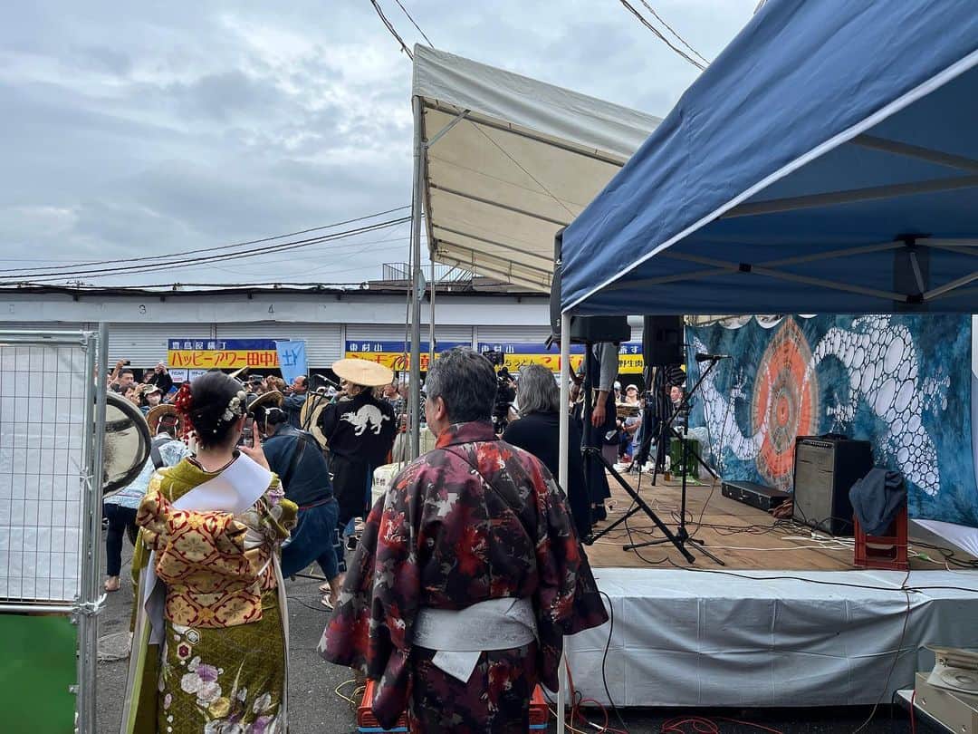 birdのインスタグラム：「TOSHIMAYA FESTA 2023 4/30（日）@ 豊島屋酒造（東京）  様々なお店はもちろん、ライブや映画、クラブなど盛りだくさんな日本酒イベント🍶  樋口さんとのデュオでした。 集まってくださったみなさんありがとうございました！みなさんのあたたかな歌声がいっぱい届いてきて、音楽っていいなぁと感じた時間でした。  豊島屋酒造さん、スタッフのみなさん、お世話になりました！  #豊島屋フェスタ　#豊島屋フェスタ2023  #豊島屋酒造　#東村山　 #樋口直彦　#bird」