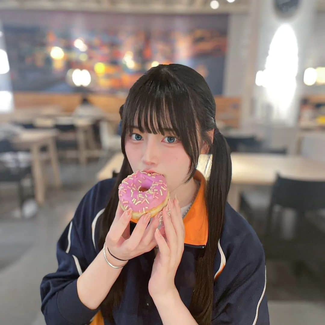 のインスタグラム：「フォロワー28万人様ありがとうございます!!😭⁡ ⁡ ⁡ ⁡これからももっと頑張るので応援してくださると嬉しいです！⁡ ⁡ ⁡ ⁡ドーナツ美味しかったです！！」