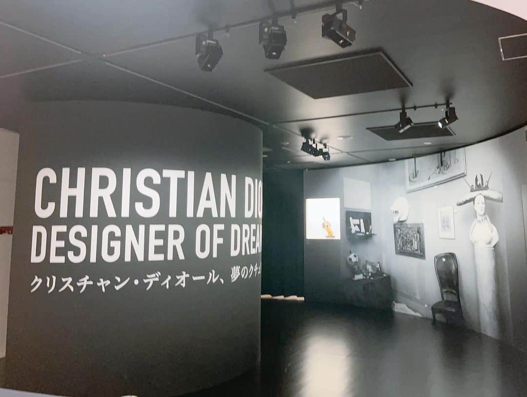 志村玲那さんのインスタグラム写真 - (志村玲那Instagram)「#DIOR展 #行ってきた〜  #詳しくは #リール作成します #楽しみにしててね  #高木由利子さん  #すごい #写真全部素敵 #他のも見に行きたくなった  #見るの大変 #当日券並びました #でも #並んで良かった #すごい素敵でした  #dior #夢のクチュリエ #東京現代美術館」5月1日 14時24分 - rena_shimura