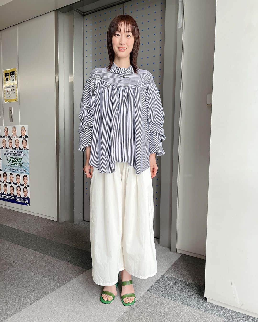 のインスタグラム：「今日の衣装です！  blouse pants  @lanvin_en_bleu_womens accessory  @joueteofficial shoes  @charleskeith_jp  . . #ノンストップ #blouse #blue #stripes #shirt #shirts #white #pants #白 #パンツ」