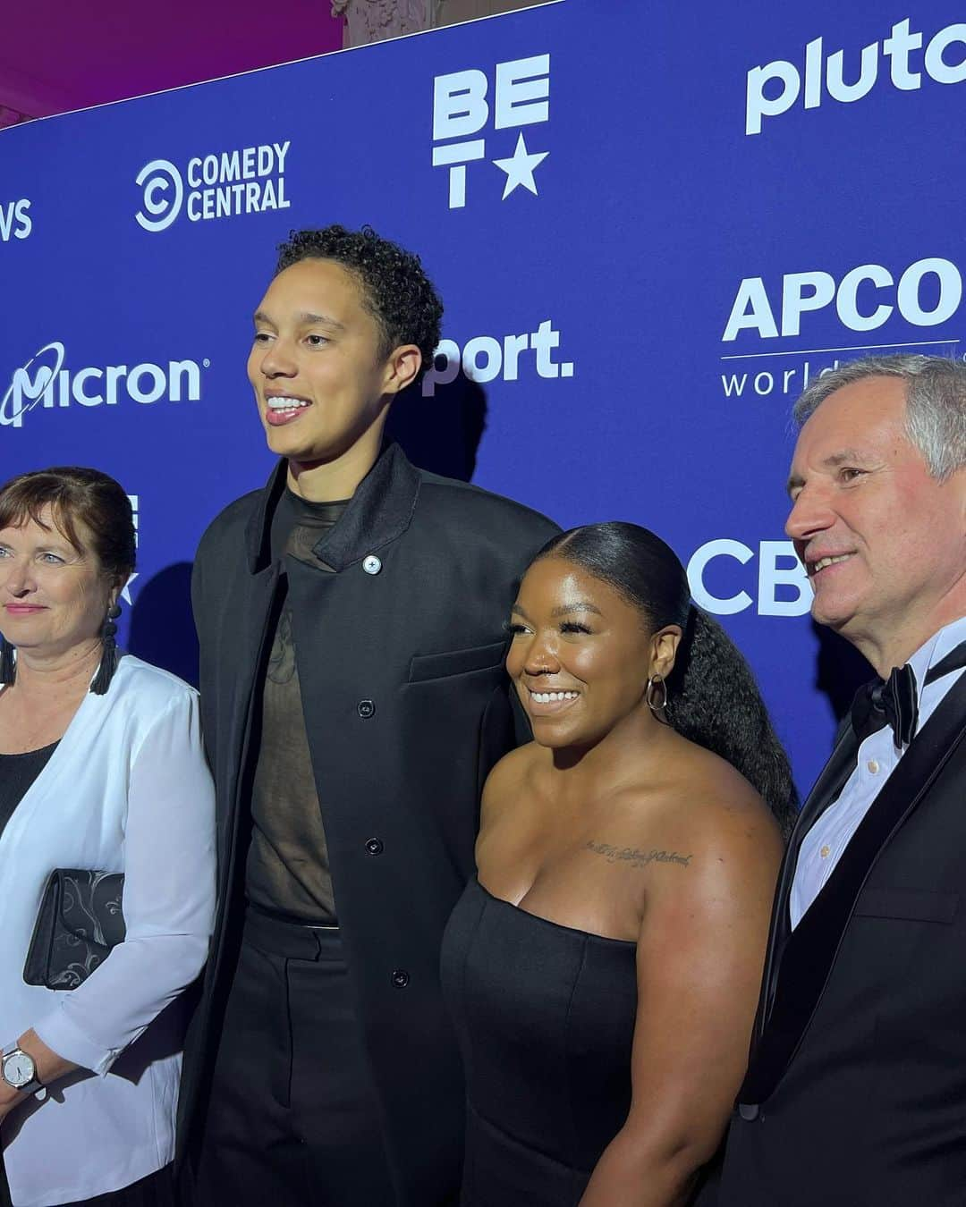 ブリトニー・グリナーさんのインスタグラム写真 - (ブリトニー・グリナーInstagram)「We are in awe from The White House Correspondents’ Association’s dinner last night. The first amendment is so important and we’re grateful to live in a country that recognizes freedom of speech.   Major thank you to the courageous journalist from our past, present, and future for truth-telling and being the foundation for radical change. Our prayers go out to the families of Evan Gershkovich (Russia) and Austin Tice (Syria)— reporting is not a crime and we must bring them home.   @gayleking and the entire CBS family, thank you for having us as your guest. Your hospitality was unmatched.   Styled by: @calvinklein & @courtneydmays  MUA: @lolasbeautymark  Hair: @jadajenkinsco   #WeAreBG #BringOurFamiliesHome」5月1日 14時17分 - brittneyyevettegriner