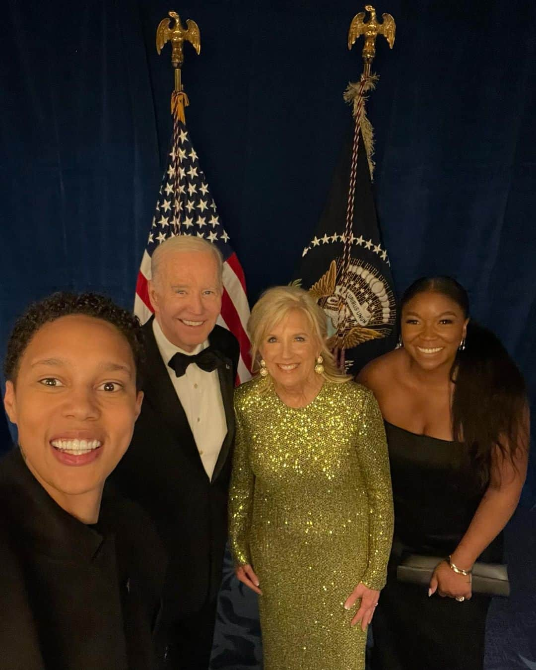 ブリトニー・グリナーのインスタグラム：「We are in awe from The White House Correspondents’ Association’s dinner last night. The first amendment is so important and we’re grateful to live in a country that recognizes freedom of speech.   Major thank you to the courageous journalist from our past, present, and future for truth-telling and being the foundation for radical change. Our prayers go out to the families of Evan Gershkovich (Russia) and Austin Tice (Syria)— reporting is not a crime and we must bring them home.   @gayleking and the entire CBS family, thank you for having us as your guest. Your hospitality was unmatched.   Styled by: @calvinklein & @courtneydmays  MUA: @lolasbeautymark  Hair: @jadajenkinsco   #WeAreBG #BringOurFamiliesHome」