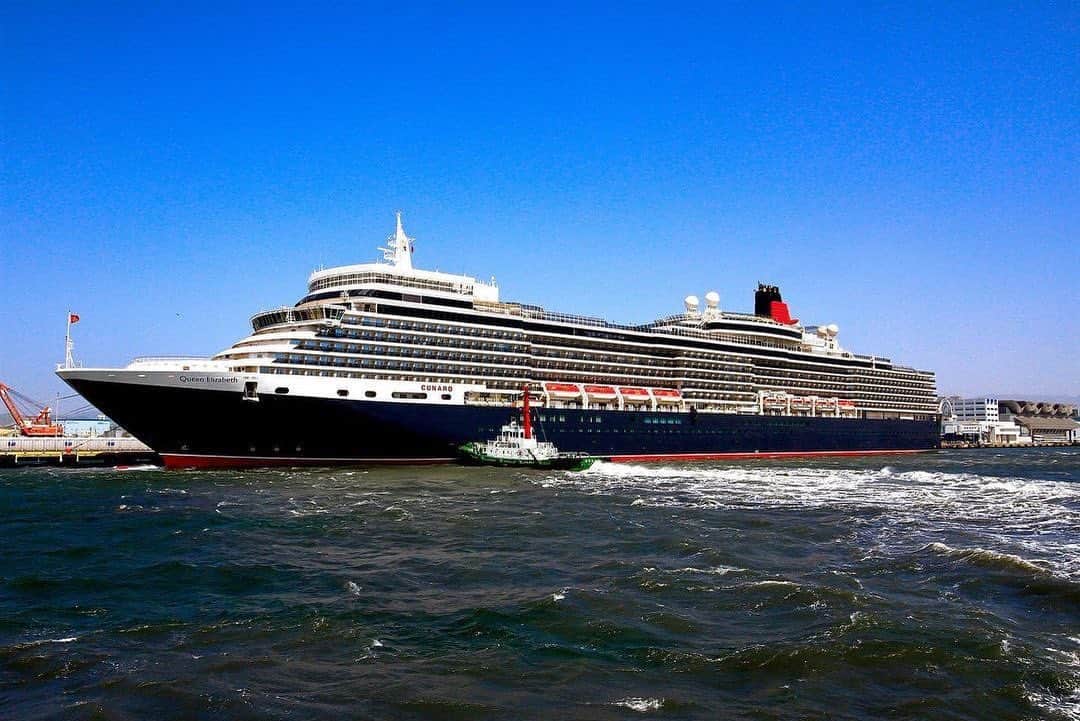 福岡市さんのインスタグラム写真 - (福岡市Instagram)「＜ fukuokapics5月：博多湾クイーンエリザベス＞ 世界で最も有名な豪華客船と言われるクイーン・エリザベス号が先日、初めて博多港に立ち寄りました。 全長約３００メートル、なんと２０００人以上の旅客を乗せることのできるその船体は、海上にそびえたつ巨大なビルのようです。 様々な場所からやってくる客船たちを博多港の湾岸から眺めるだけでも心が躍りますね。🚢  The Queen Elizabeth, often referred to as the most famous luxury cruise ship in the world, stopped at Hakata Port for the first time. The total length is about 300 meters and she can carry more than 2,000 passengers. It looks like a huge building towering over the sea. Along with Fukuoka Airport and Hakata Station, Hakata Port Terminal is one of Fukuoka's major transit hubs for both domestic and international travel. Even just looking at the cruise ships coming from various places from the bay is so exciting.  photo by @ansett747 location：博多湾クイーンエリザベス ・ hashtag : #fukuokapics follow : @fukuoka_official ・ #福岡市 #博多湾クイーンエリザベス #fukuoka #hakata #博多湾 #tenjin #クイーンエリザベス号」5月1日 14時18分 - fukuoka_official