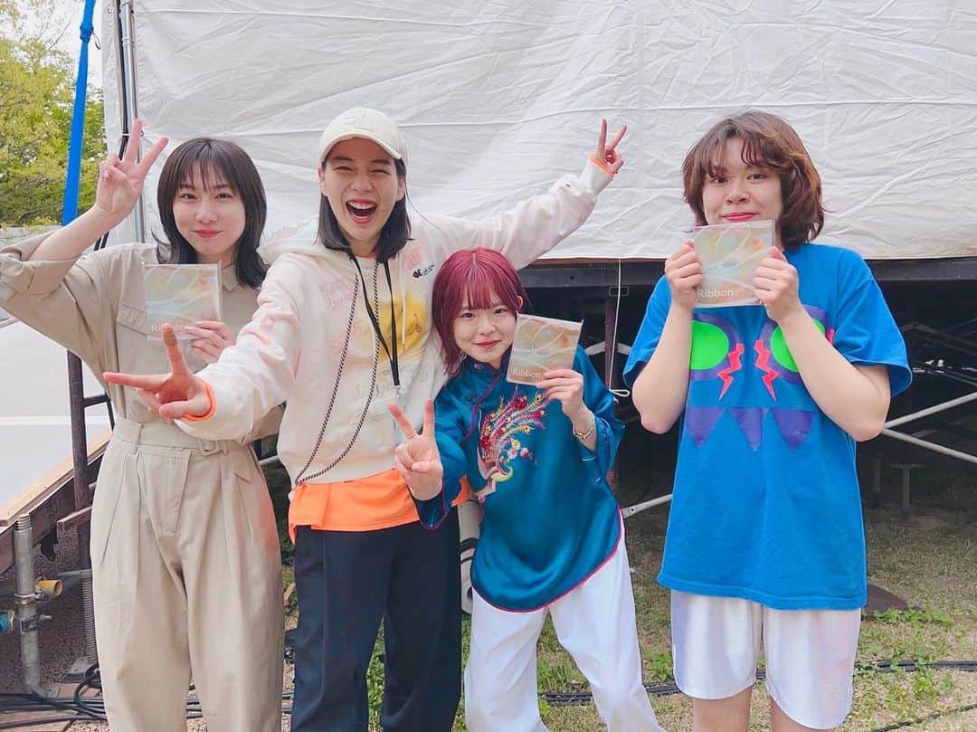 のん（能年玲奈）のインスタグラム：「昨日は、リーガルリリーとも会えたーーー！ 久しぶりーー！ すっげかっこよかったー😍 本当に大好き。 RibbonのDVD渡しちゃったよ。  ただのファンシリーズ  #ARABAKI #アラバキ #リーガルリリー」
