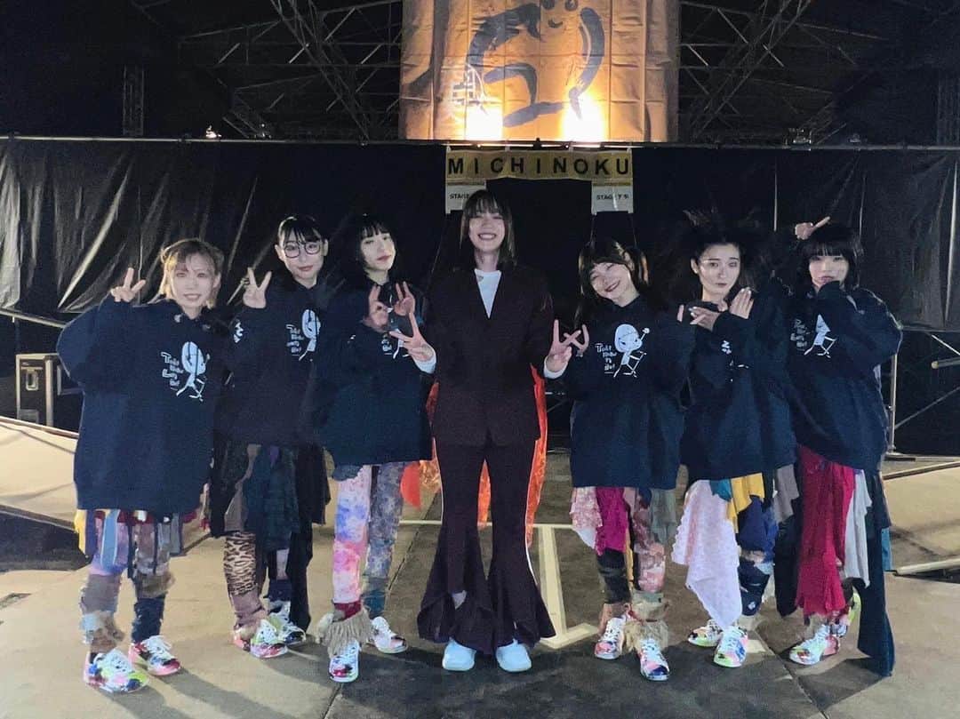 のん（能年玲奈）のインスタグラム：「アラバキ★ライダーで、BiSHと撮ったーー！  アユニさんとは前に会ったことがあったんだ〜！🌸  アイナさんとはベーシストしょーこさんという共通の仲間がいた😍  みんな心優しくてお話できて嬉しかった🫶 好きで、曲聴いてるし歌ってます。 貴重なラストアラバキ見れて良かった。  #ARABAKI #アラバキ #BiSH」