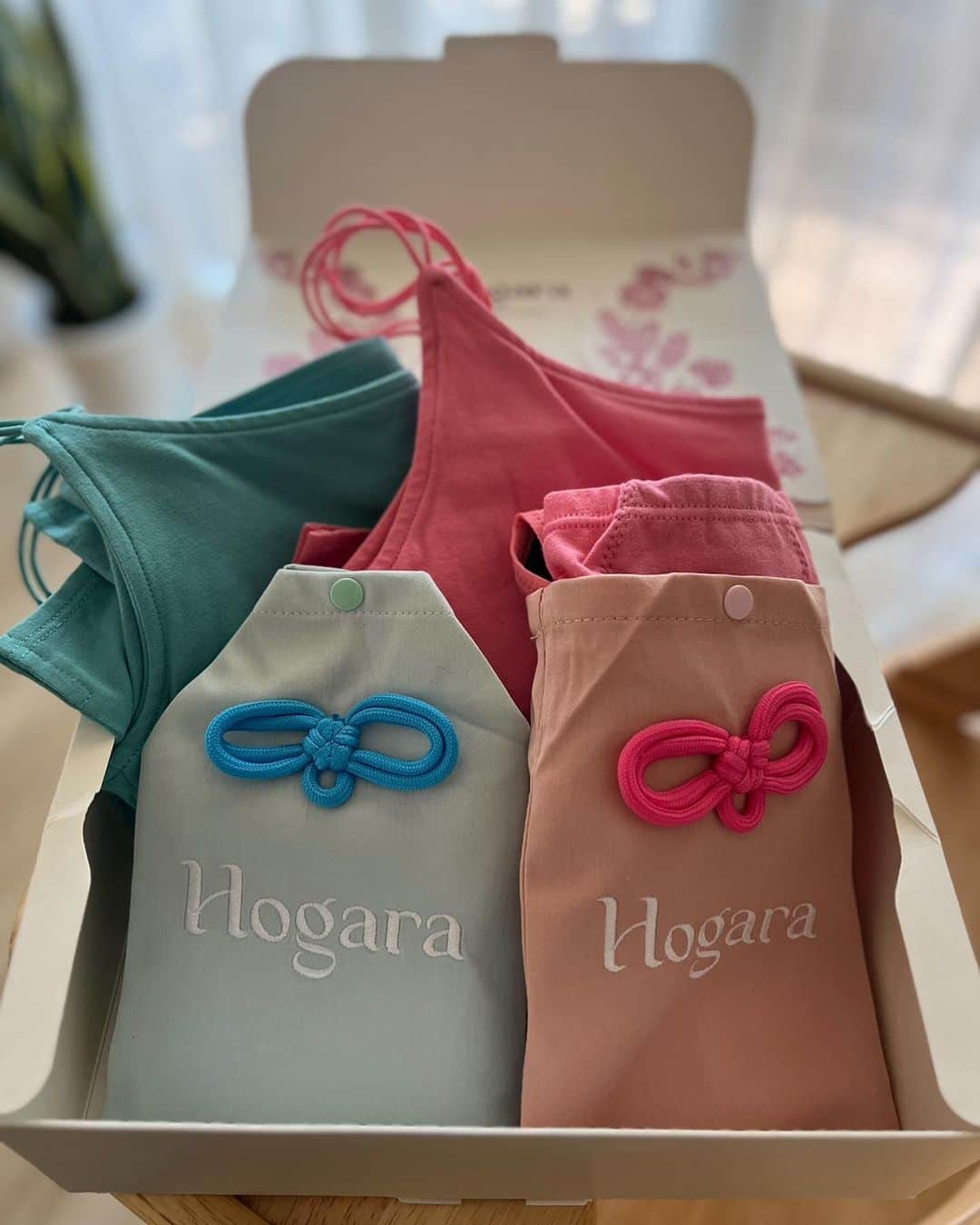 亀恭子のインスタグラム：「@hogara.jp  オーガニックコットン吸水ショーツ  吸水ショーツ たるもの、最近世にたくさんありますが、  これは吸水力と履き心地の良さを兼ねている上に POPなカラーバリエが可愛いくて。 見た目も着た時も、気分が上がる☺︎  たいてい、ベージュかブラックの商品しかなかった中 新鮮。 付属のポーチはお守り型^^  そして、 この吸水ショーツ1枚につき10円が 国際NGOプラン・インターナショナルによる〝Because I am a Girl”を通じた 「世界の女の子を応援する活動」に寄付されるそう。  -We are always free-  Happyなムードで過ごせる @hogara.jp ♡  #hogara #colorful #happy #goodmood #吸水ショーツ」