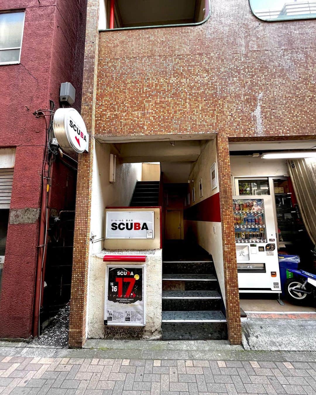 ZEN-LA-ROCKのインスタグラム：「🔥速報🔥 本日開催の『MONDAY 甲州街道vol.20』の会場 @scuba.hatagaya  さんの工事が無事完了しました🥹🚧🥹 ですので、滞りなく ✅20:30よりOPEN ✅21:00より配信START でやらさせていただきます‼️ Tシャツもステッカーも持ち込みますので是非遊びに来て下さいませっ👀  プロフィールにリンクもありますので📲📲📲  業者の皆様感謝です😭⛑ . . . #monday甲州街道」