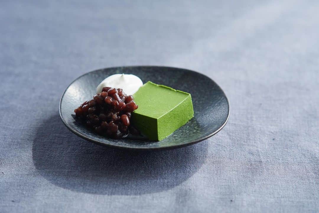 福田淳子のインスタグラム：「現在発売中の「栄養と料理」5月号で抹茶のおやつを紹介しています。 ＊リッチなおいしさの「バスクチーズケーキ」 ＊手作り抹茶カスタードとカステラで作る「抹茶のカスタードトライフル」 ＊ビターで濃ゆい「抹茶ババロワ」 ＊萌え断的な「抹茶クリーム大福」 ＊フライパンで作れる「抹茶ミルクレープ」 ＊シュガーバターが最高なもちもちの「抹茶クレープ」 ＊おうちでカフェ気分の「抹茶ラテ」 以上7品のラインナップ。初夏の光キラキラのすてきな写真にしていただきました。（いつもありがとうございます💚） ⁡ どれもおいしくて、オススメなのですがイチオシは「抹茶ババロワ」 今はなき神楽坂の甘味処「紀の善」の抹茶ババロアをイメージして作りました。抹茶のほろ苦さが効いた濃ゆいババロアにホイップクリーム＋あんこの組み合わせ。いくらでも食べられそうな危険なおいしさです。 ⁡ 撮影：鈴木泰介さん スタイリング：久保田朋子さん 編集：山村奈央子さん ⁡ ＃抹茶のおやつ ＃栄養と料理」