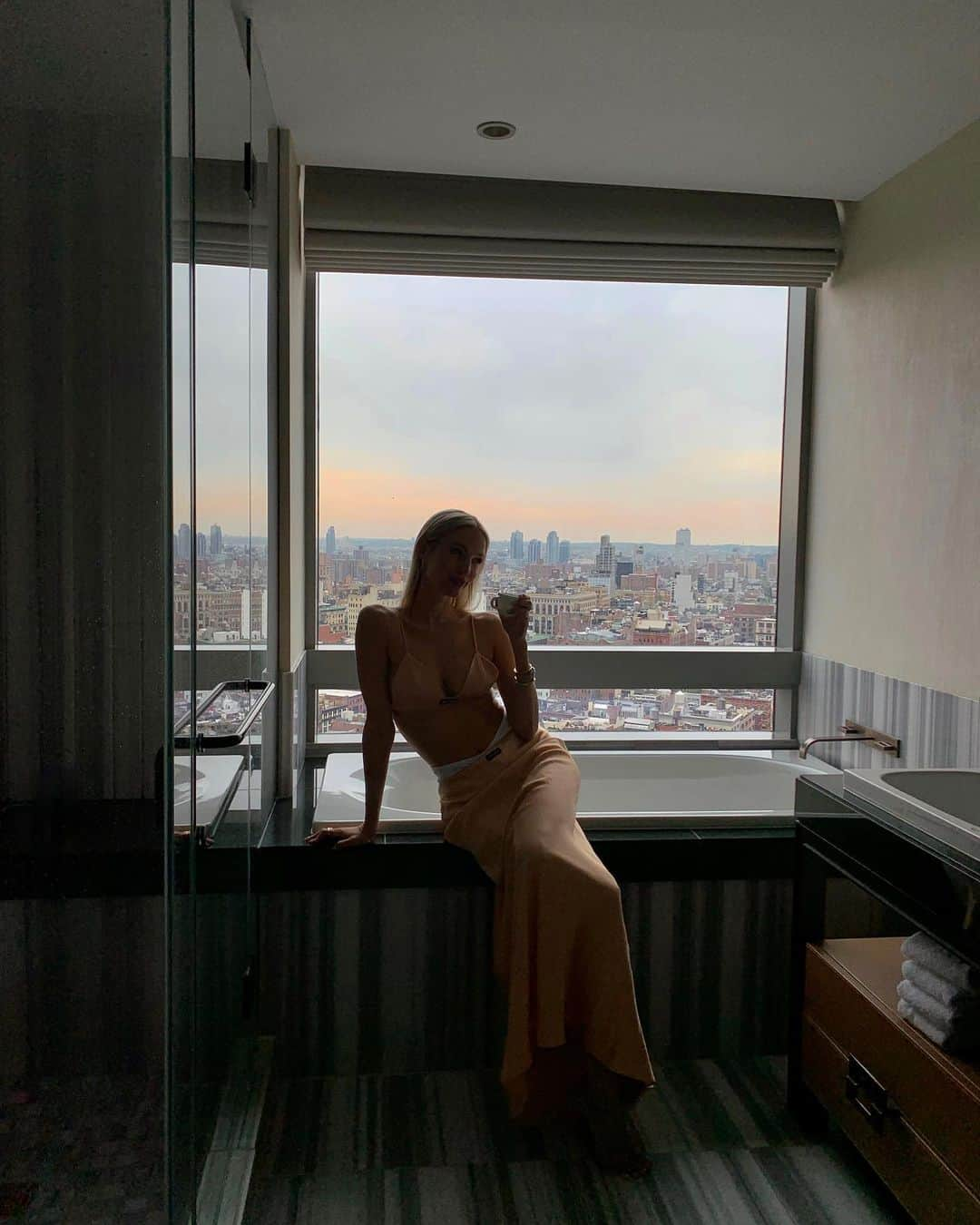 レオニー・ハンネさんのインスタグラム写真 - (レオニー・ハンネInstagram)「Miu Miu mornings 😴☕️🫶🏻 @miumiu #miumiu #newyork」5月1日 14時50分 - leoniehanne