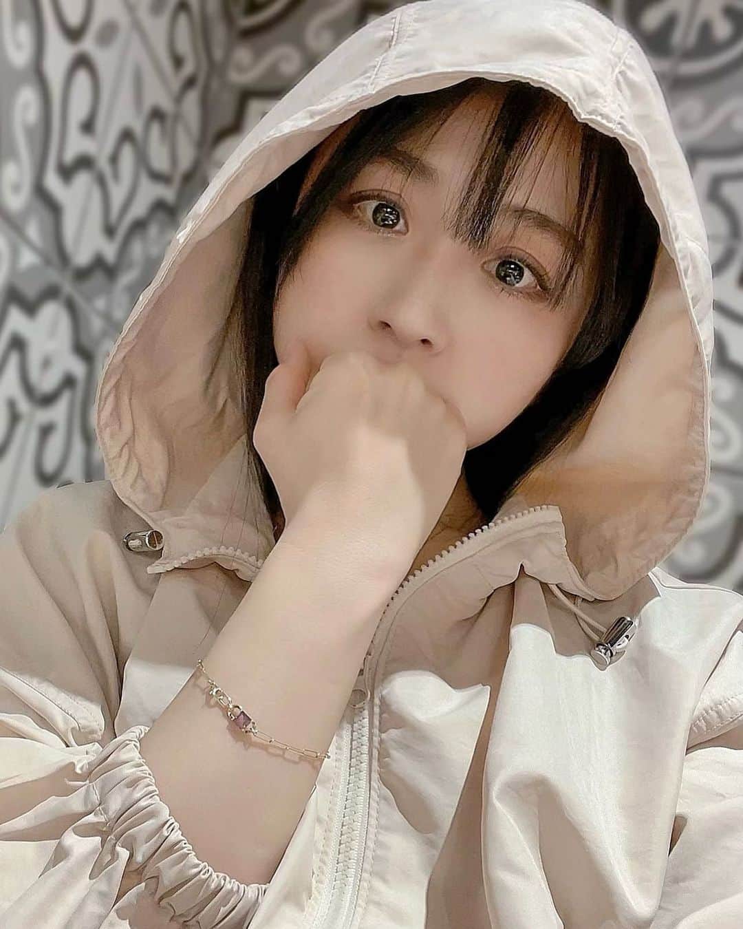 久保亜沙香のインスタグラム：「姪っ子のダンス発表会に行ってきたんだけど、可愛すぎてもぅリハで泣いてしまった🤣 おばさん早い早い。 まだ誰も泣いてない。　 目線が自分のところに来た！　 ような気がする！ だけで幸せな気持ちに満たされ、 しつこくハートを送ったところ カーテンコールで一瞬レスしてくれて🫶 後ろに倒れるかと思いました🥰」