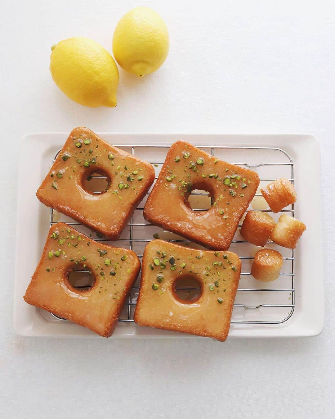 樋口正樹のインスタグラム：「honey glazed donuts 🍩 🍋 . 今月のタカキベーカリーレシピは 爽やかなレモンを楽しむがテーマ。 私はパンに穴を開けて油で揚げて たっぷりのハニーグレイズを塗り 甘酸っぱいドーナツを作りました。 コレ冷たい牛乳に相性抜群です〜😋 . 作り方はタカキベーカリー公式の ホームページの掲載してあります。 @takaki_bakery_official. . . #穴があったら入りたい #ドーナツ #パンドーナツ #ハニーグレイズ #てりてり #ベトベト #広島レモン #レモン好き #ドーナツ好き #牛乳に合う #瀬戸内広島のレモンブレッド #タカキベーカリー #glazeddonuts #donuts #donut #donutlover #takakibakery」