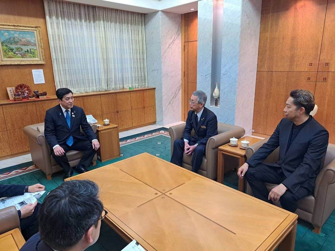 USAさんのインスタグラム写真 - (USAInstagram)「先日、鹿児島南大隅町の石畑町長と鹿児島県庁に訪問させていただき、塩田鹿児島県知事に昨年から南大隅町で取り組んでいるODORÜ YASAIプロジェクトの活動報告をさせていただきました。  その際に塩田知事より、2022年に日本一に輝いた鹿児島黒牛のお肉の目録をいただきました！  南大隅町では、今年もODORÜ EDAMAMEに加え、 ODORÜ SATSUMAIMOも栽培しています。 自然の中でオドったり、歌ったり、おいしいものを食べて、そこでみんなで笑顔の交換ができ、ココロもカラダも元気になれるこのプロジェクトを通して、さらに鹿児島県を盛り上げて行きたいなと思っています！  南大隅町佐多小学校・中学校で行ったワークショップや種まきイベントの様子をみなさんにも後日シェアしますね☆  垂水フェリーに乗るとどうしても食べたくなる鹿児島ソールフード「南海うどん」。いつもながら美味しかったなぁ♪  @minamiosumi_official  #odorüyasai #オドル野菜 #オドル野菜プロジェクト #鹿児島 #鹿児島県 #塩田知事 #知事 #南大隅町 #石畑町長 #町長 #活動報告 #鹿児島黒牛 #odorüedamame #odorüsatsumaimo #種まき #収穫 #農業 #ダンス #融合 #自給自足 #dancearth #dancearthproject #smile #happy #ココロオドル #垂水フェリー #南海うどん」5月1日 14時53分 - exileusa_danceearth