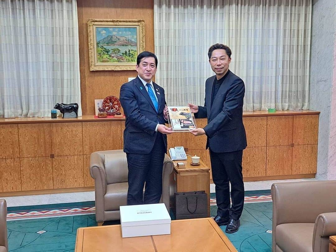 USAさんのインスタグラム写真 - (USAInstagram)「先日、鹿児島南大隅町の石畑町長と鹿児島県庁に訪問させていただき、塩田鹿児島県知事に昨年から南大隅町で取り組んでいるODORÜ YASAIプロジェクトの活動報告をさせていただきました。  その際に塩田知事より、2022年に日本一に輝いた鹿児島黒牛のお肉の目録をいただきました！  南大隅町では、今年もODORÜ EDAMAMEに加え、 ODORÜ SATSUMAIMOも栽培しています。 自然の中でオドったり、歌ったり、おいしいものを食べて、そこでみんなで笑顔の交換ができ、ココロもカラダも元気になれるこのプロジェクトを通して、さらに鹿児島県を盛り上げて行きたいなと思っています！  南大隅町佐多小学校・中学校で行ったワークショップや種まきイベントの様子をみなさんにも後日シェアしますね☆  垂水フェリーに乗るとどうしても食べたくなる鹿児島ソールフード「南海うどん」。いつもながら美味しかったなぁ♪  @minamiosumi_official  #odorüyasai #オドル野菜 #オドル野菜プロジェクト #鹿児島 #鹿児島県 #塩田知事 #知事 #南大隅町 #石畑町長 #町長 #活動報告 #鹿児島黒牛 #odorüedamame #odorüsatsumaimo #種まき #収穫 #農業 #ダンス #融合 #自給自足 #dancearth #dancearthproject #smile #happy #ココロオドル #垂水フェリー #南海うどん」5月1日 14時53分 - exileusa_danceearth