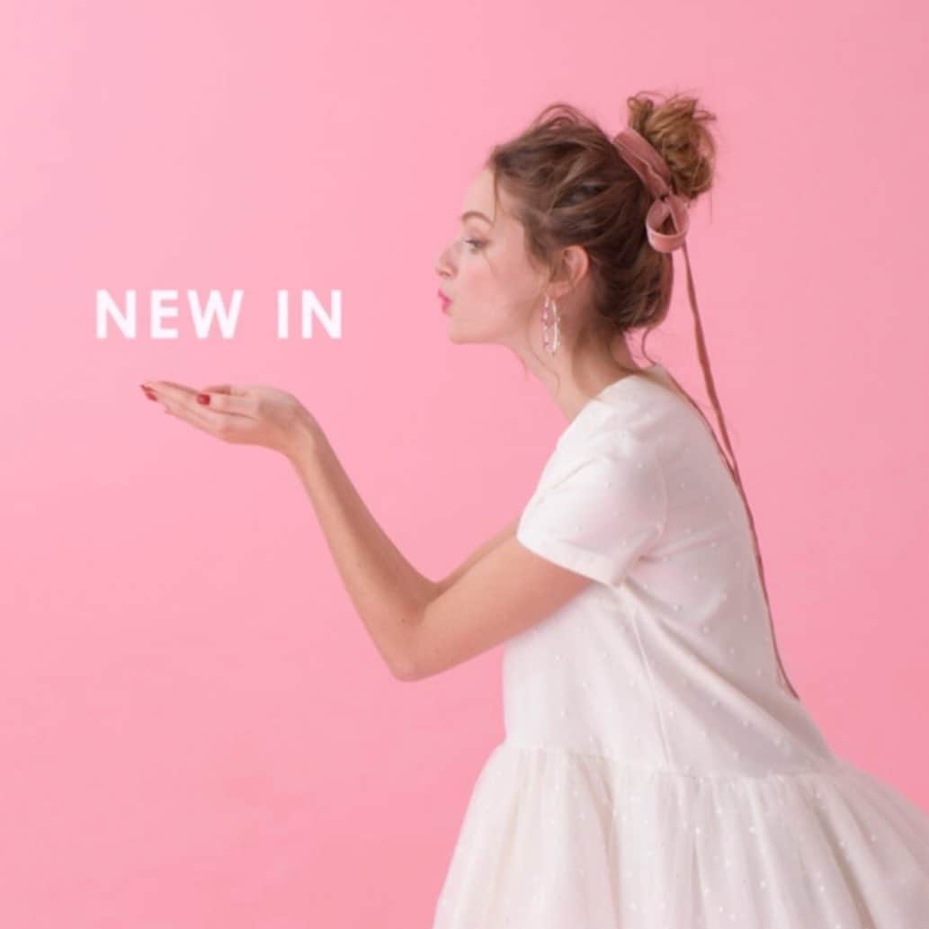 Tsuru by Mariko Oikawaのインスタグラム：「New in ♪  ドットチュールが可憐なペブラムブラウス"Oscar"がNew release. チュールの重なりが華やかで、一枚でお出かけムードに。 WHITEとBLACK、様々なシーンに寄り添うモノトーンで夏まで活躍すること間違いなしのアイテム。  Oscar ¥33,000（tax in）  #tsuru #tsurubymarikooikawa #2023ss」