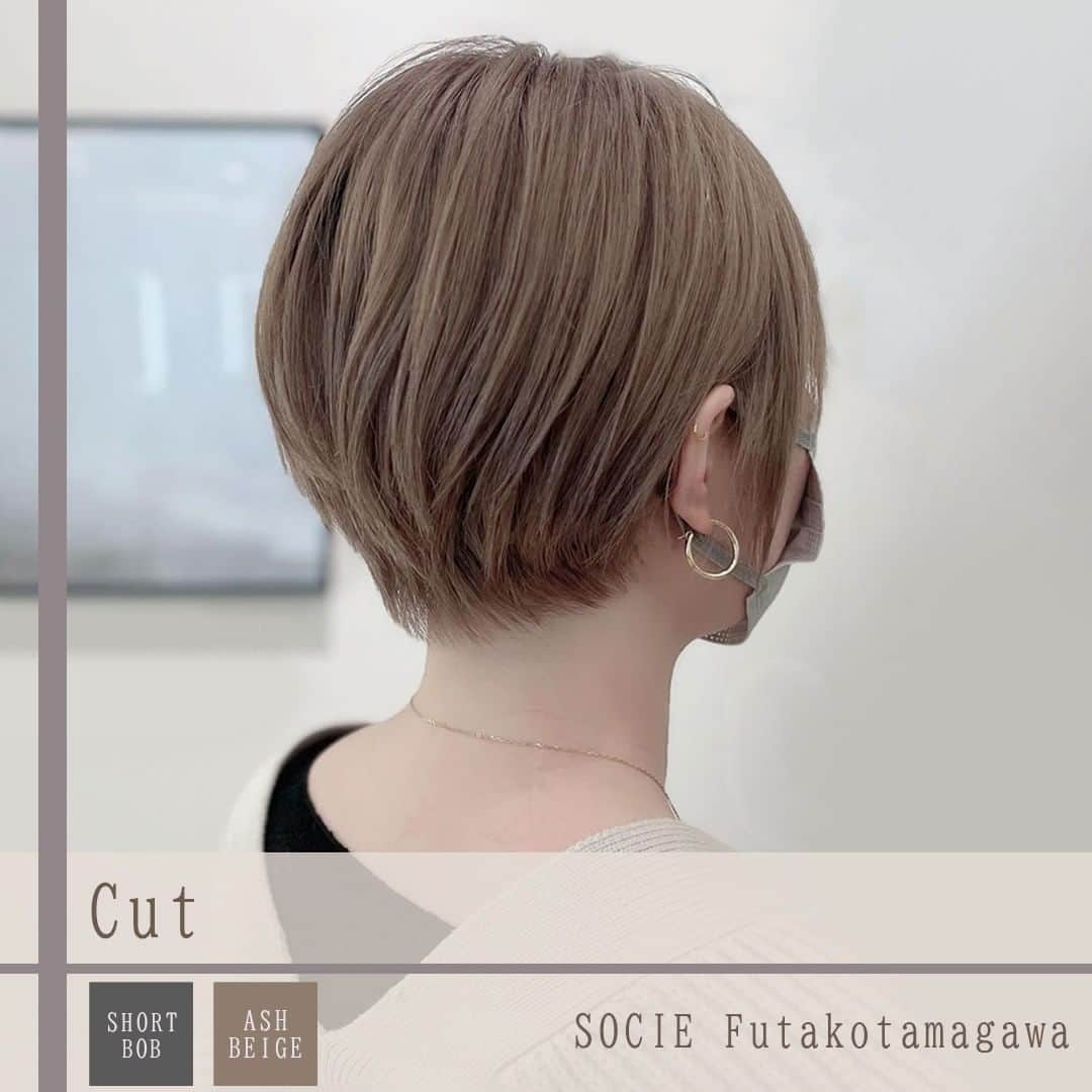 ヘアーサロン ソシエ [公式] のインスタグラム：「耳掛けもかわいいショートボブ✂️  360度どこから見ても綺麗なシルエット♪ 小顔効果やスタイリングのしやすさが人気の秘訣！ 大きめのピアスと相性が良くおしゃれ度がアップします☆彡  こちらのヘアスタイルはヘアーサロン ソシエ二子玉川店 @socie.hair_hayakawaさんが担当したお写真です♪ --------------------------------------------------- <SINCE1960> 時代に先駆けて美容業界をリードし「トータルビューティー」を提供し続けてきたソシエヘアー。その歴史は、創業者、高橋孝が開業した1店のヘアーサロンからはじまります。今後も、ソシエの原点である「ヘアーサロン」としての誇りを持ち続け、プロフェッショナルな技術・おもてなしをご提供してまいります。多くの女性に楽しんで美しくなる体験してほしい。それがソシエヘアーグループの願いです。 --------------------------------------------------- #ソシエヘアー #ジャックモアザン #ソシエ #ヘアー #美容院 #美容室 #サロン #サロンスタイル #サロンモデル #サロモ #スタイル撮影 #モデル募集 #ヘアカット #ヘアサロン #ヘアスタイル #ショート #ショートボブ #ボブ #大人ショート #ショートボブアレンジ #丸みショート #ショートカット #ハイトーンベージュ #大人ヘア #透明感 #二子玉川 #二子玉川美容室 #デザインパーマ #short #shortcut」