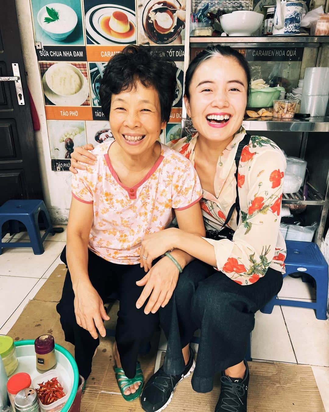 屬美於のインスタグラム：「六年前ハノイの屋台で食べたチャオガー（お粥のような餅のようなもの）と優しいおばあちゃんが忘れられなくて訪ねてきた。  あのおばあちゃんの姿は無く、顔が似ている女性だけが働いていた。  チャオガーを二つ頼んで。店間違いかな？と思いつつも、変わらぬ味とおいしさに懐かしい思いでいっぱいになっていた。  食べ終える頃、彼女におばあちゃんの写真を観せてみた。　  すると彼女のお母さんだったみたいで、  写真をみた途端笑顔とともに涙ぐんでいた。  どうやらおばあちゃんは亡くなったみたい。 天にいったよと上を指差して教えてくれた。  写真を見ながらとても素敵な笑顔になっていた。  彼女は今お母さんの味をしっかりと受け継ぎながら、毎日ハノイの人々を彼女のお母さんと同じように支えているのだ。  こういう出会いがあるからまた旅をしに戻ってくるのだろうと思う。  あの日あの時あの場所で誰かとなにかを食べて笑い合った日々とか、その食べ物と人に心から元気をもらったこととか。  またベトナムに戻ったら彼女のおいしい朝ごはんを食べに行こうと思う。  お元気で🌈  I came to visit because I couldn't forget the chao ga (a rice cake like porridge) and kind old lady I had eaten at a street stall in Hanoi six years ago.  The grandmother was gone and a woman with a similar face was working there.  Ask for two chao gars. I wondered if I was in the mistake restaurant. but the unchanged taste and deliciousness filled me with nostalgia.  When she finished eating, I showed her a photo of her grandmother.  It turned out to be her mother,  As soon as she saw the photo, she was in tears with a smile.  Apparently, her grandmother had passed away. She pointed up and told me that she had gone to heaven.  She had a very nice smile on her face as she looked at the photo.  She is now carrying on her mother's taste and supporting the people of Hanoi every day, just like her mother.  I think it is encounters like this that keep me coming back for more trips.  The days when I ate something and laughed with someone at that place at that time, and the food and people cheered me up from the bottom of my heart.  When I return to Vietnam, I will go back to eat her delicious breakfast.  Take care 🌈」