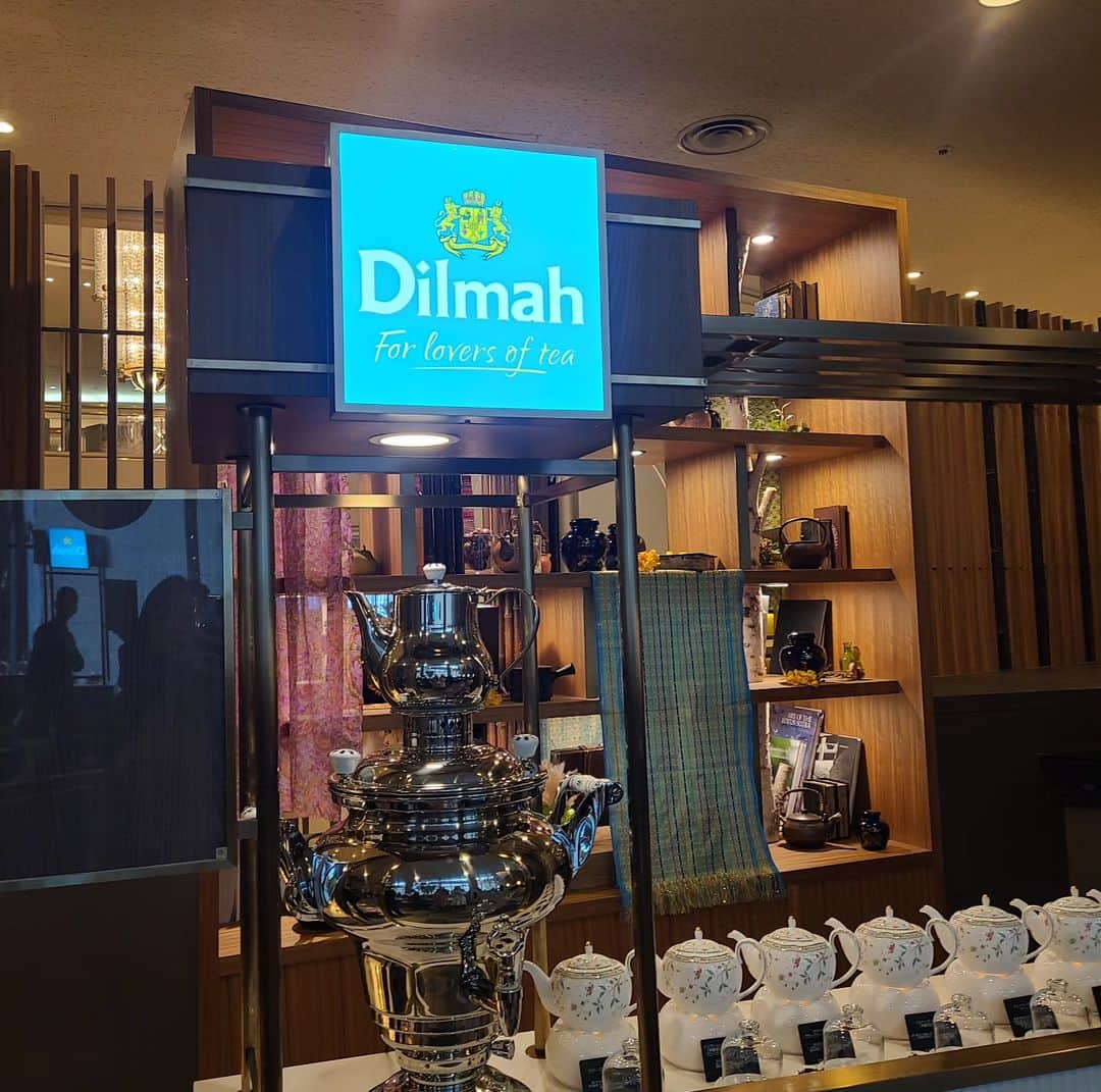今堀恵理さんのインスタグラム写真 - (今堀恵理Instagram)「スイスホテル南海 @swissotelnankaiosaka_official   日本初上陸のスリランカの紅茶ブランド「Dilmah（ディルマ）」とのコラボアフタヌーンティーが始まったので @shin_kuroobisan と行きました💓  「ディルマ」の紅茶は現在、世界100ヶ国以上で愛飲され「Real Tea（本物の紅茶）」として賞賛されています。  アフタヌーンティーは重BOXで出て来ます 紅茶の風味を活かしたスイーツや旬素材を使ったセイヴォリーなど、全13種類  期間：2023年4月26日（水）～5月31日（水）  行ったらお隣のお席に @m.s.felice @somonudesimonu でした😆  #アフタヌーンティー #スイスホテル南海 #dilmah #ディルマ」5月1日 15時01分 - eriimahori