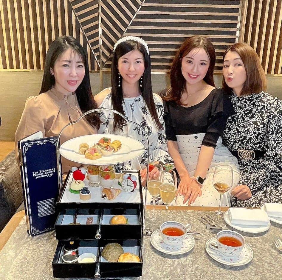 今堀恵理のインスタグラム：「スイスホテル南海 @swissotelnankaiosaka_official   日本初上陸のスリランカの紅茶ブランド「Dilmah（ディルマ）」とのコラボアフタヌーンティーが始まったので @shin_kuroobisan と行きました💓  「ディルマ」の紅茶は現在、世界100ヶ国以上で愛飲され「Real Tea（本物の紅茶）」として賞賛されています。  アフタヌーンティーは重BOXで出て来ます 紅茶の風味を活かしたスイーツや旬素材を使ったセイヴォリーなど、全13種類  期間：2023年4月26日（水）～5月31日（水）  行ったらお隣のお席に @m.s.felice @somonudesimonu でした😆  #アフタヌーンティー #スイスホテル南海 #dilmah #ディルマ」