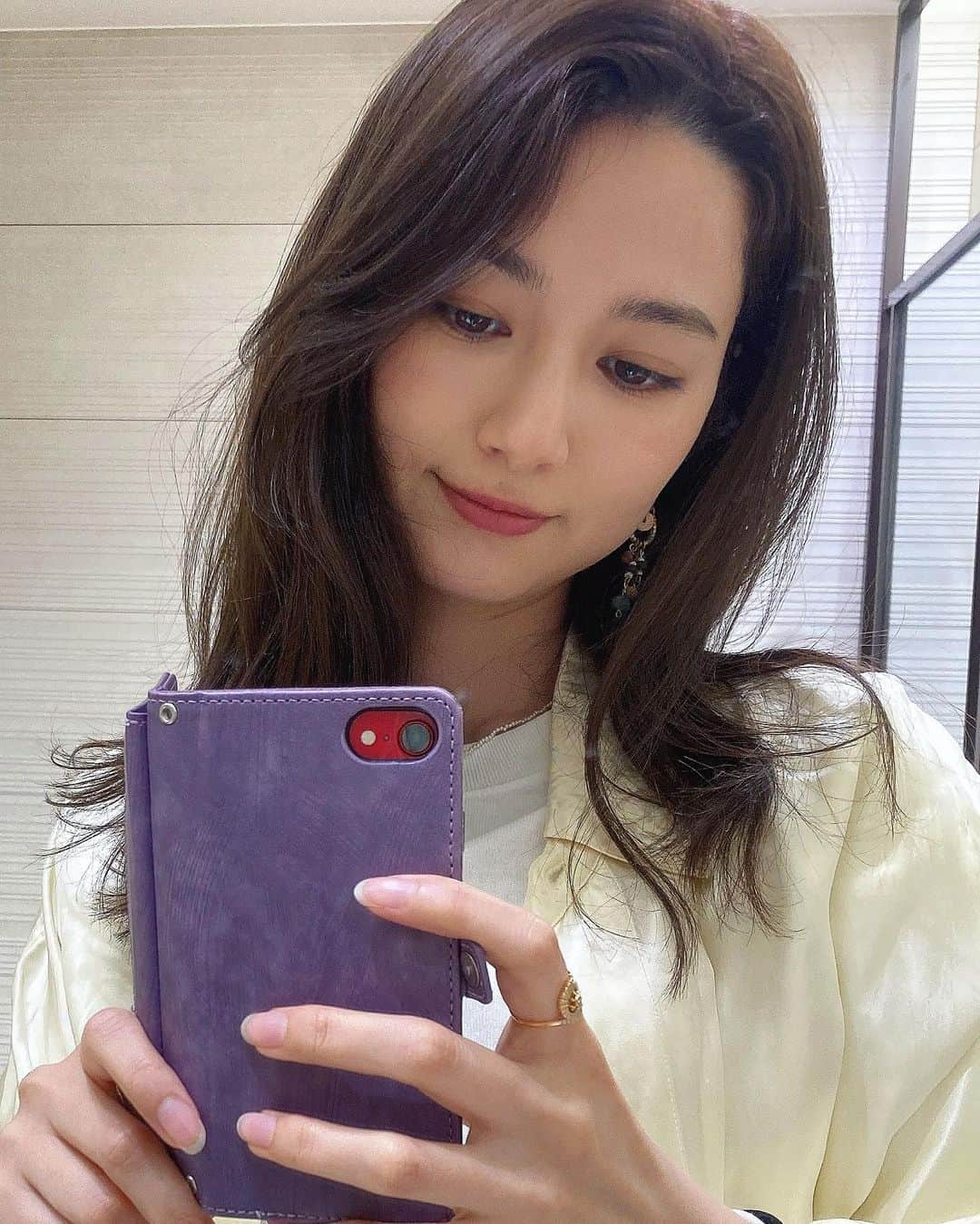 黒澤はるかさんのインスタグラム写真 - (黒澤はるかInstagram)「お知らせ〜🍒✨  5月3日 18時〜 ラジオ日本『60TRY部』3時間生放送‼︎に スペシャルパーソナリティとして出演させて頂きます☺️  ななめ45°の土谷隼人さんと 岡田ロビン祥子さんと3人でお送りしますよ〜❣️  久しぶりなので緊張して3時間ひと言も話さずに、挨拶すらせずに鼻息すら聞こえずに終わるかもしれませんので、1秒たりとも聴き逃さないくださいね☺️笑 いつも通り、たんすに正座で聴いてね♪ 初めての方はradikoのアプリで簡単にお聴き頂けますので是非‼︎お楽しみに♡  さて、スマホケースが壊れたのにお気に入りだからと放置していたら、ついに落下した時に画面にヒビが……‼︎ 臨時でケースを選んだけど、赤に紫は流石に合わなかったね。毒々しい♡笑  #ラジオ日本 #60try部 #スマホケース #スマホを落としただけなのに」5月1日 15時02分 - haruka_offi