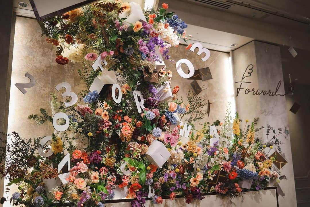 TRUNK BY SHOTO GALLERYさんのインスタグラム写真 - (TRUNK BY SHOTO GALLERYInstagram)「パーティが結び、談笑の時間。  #trunkbyshotogallery  #trunkwedding  #trunk花嫁  #メインテーブル装花  #談笑」5月1日 15時09分 - trunkbyshotogallery