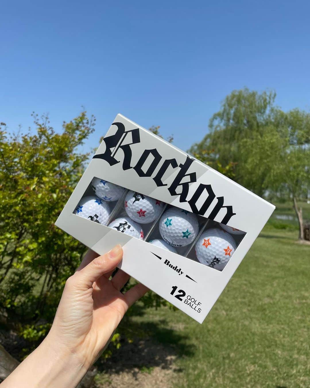 奥山夏織さんのインスタグラム写真 - (奥山夏織Instagram)「4月28日に発売されたばかりの#rockon のボールが届いたので早速この間のゴルフで使ってみました❤️ ４色のカラー展開で派手で目立つからいい感じ♪星柄がストリート感があってオシャレなのでとっても可愛いんです💕 普通のボール飽きたな、とか友達にプレゼントしたいなって方におすすめ❣️ (@rockongolf_official)をチェックしてみてね✨ ・・・ #ゴルフ #golf #rockon #ストリートゴルフ #ゴルフ好き #ゴルフ女子 #pr # #golf女子 #ゴルフ女子 #ゴルフ女子コーデ #ゴルフ日和 #ゴルフ好きな人と繋がりたい #🏌️‍♂️‍♀️ #⛳️ #ちゃぉりgolf #インスタゴルフ #インスタゴルフ女子」5月1日 15時13分 - okuyama_kaori