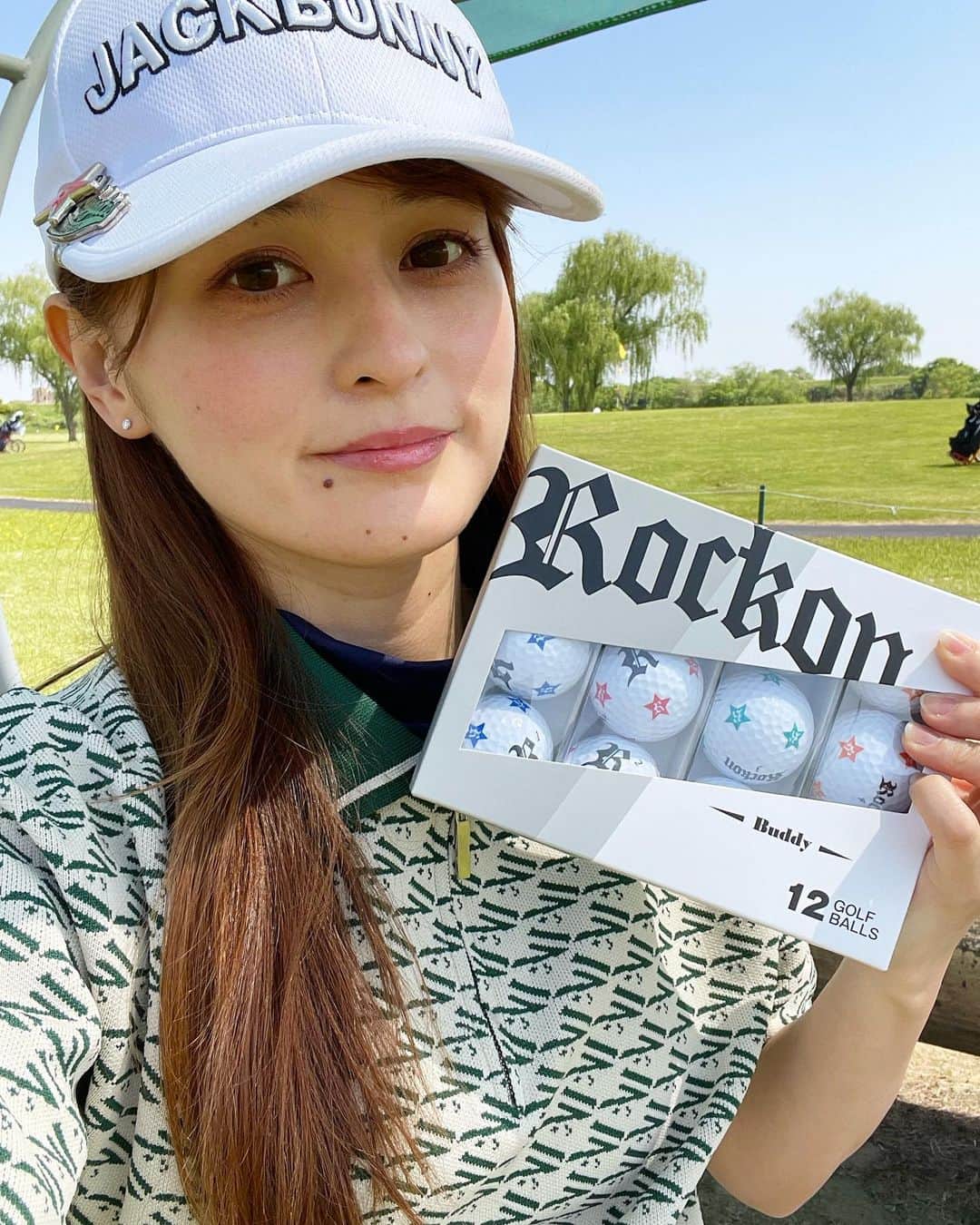 奥山夏織のインスタグラム：「4月28日に発売されたばかりの#rockon のボールが届いたので早速この間のゴルフで使ってみました❤️ ４色のカラー展開で派手で目立つからいい感じ♪星柄がストリート感があってオシャレなのでとっても可愛いんです💕 普通のボール飽きたな、とか友達にプレゼントしたいなって方におすすめ❣️ (@rockongolf_official)をチェックしてみてね✨ ・・・ #ゴルフ #golf #rockon #ストリートゴルフ #ゴルフ好き #ゴルフ女子 #pr # #golf女子 #ゴルフ女子 #ゴルフ女子コーデ #ゴルフ日和 #ゴルフ好きな人と繋がりたい #🏌️‍♂️‍♀️ #⛳️ #ちゃぉりgolf #インスタゴルフ #インスタゴルフ女子」