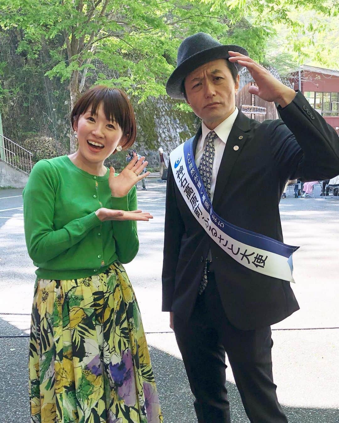 久保田夏菜さんのインスタグラム写真 - (久保田夏菜Instagram)「「第55回帝釈峡湖水開き祭」 司会で入らせていただきました！  今年は、国の名勝指定100周年、国定公園指定60周年にあたる年だそうで そんな節目の年に 声をかけていただきまして ありがとうございました^_^  前日からの雨がようやくあがり、 少しずつ顔を出す太陽に新緑がキラキラと照らされていく中、 地元の方たちによる踊り、よさこい、太鼓、神楽など… 賑やかで、楽しくて、あたたかい時間が流れていました。  そして、会場を盛り上げてくださった神石高原町出身のザニュースペーパーの福本ヒデさんの時間は それはもうゲラゲラとたくさん笑わせてもらいました。  紅葉シーズンが有名な帝釈峡ですが、柔らかい色の新緑の景色が見られるのはこの時期だけだそう。  どこ見ても 「はーきれい」と言っちゃううつくしさ。  山とか緑が好きな私にとっては めちゃくちゃテンションあがる場所でした！  まだ淡い色の青空と新緑と日差しが最高でした。  そして 「帝釈峡いいじゃろー。きてや」と誇らしく地元自慢してくれる地元のみなさんが何よりもステキでした！  実行委員会のみなさん 天気が不安定な中、ほんっとにお疲れ様でした！  #帝釈峡　#神石高原　#庄原　#国の名勝　#国定公園」5月1日 15時14分 - kanakubota0805