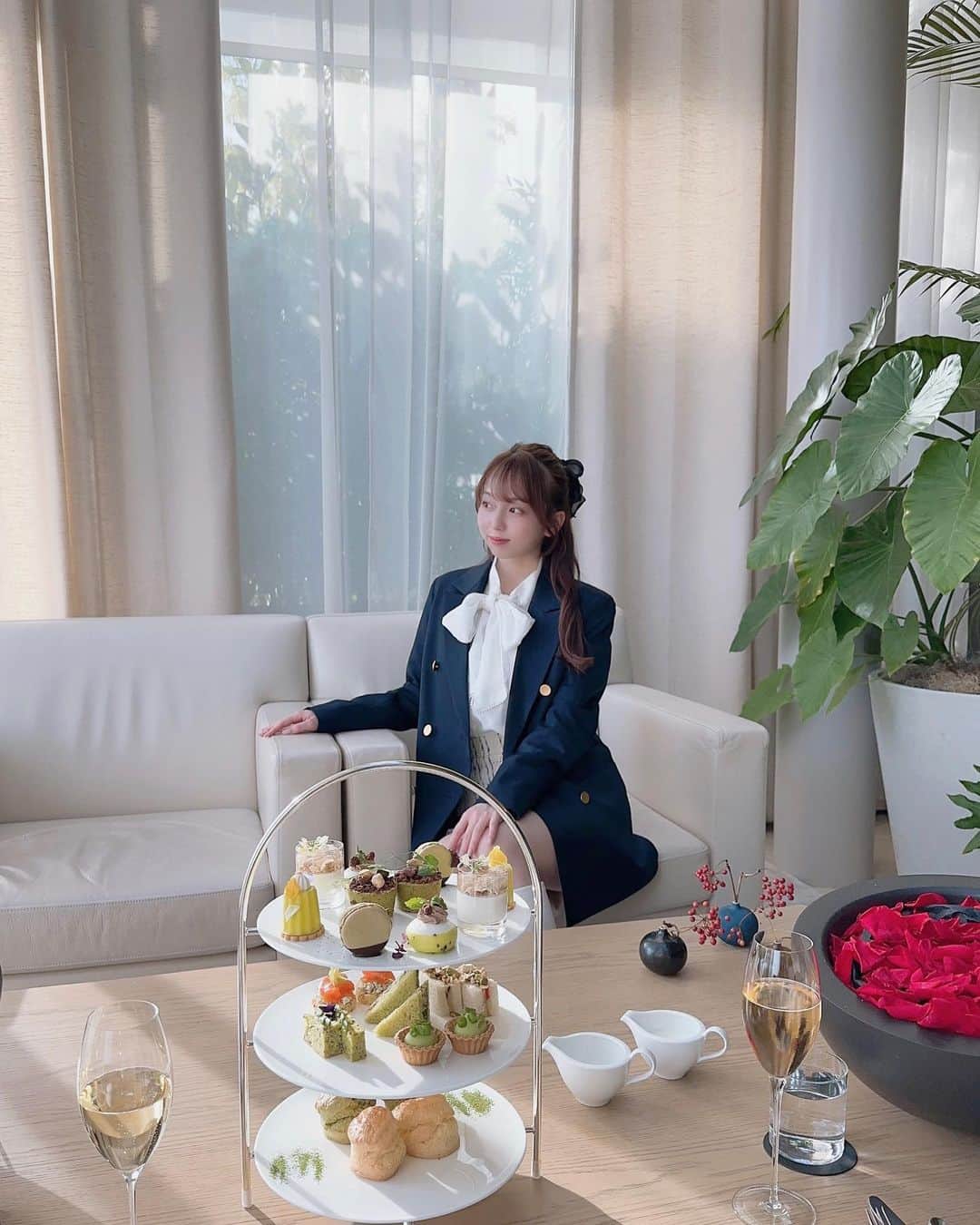 西田ひらりのインスタグラム：「素敵なアフタヌーンティー行ってきたよ🫖🌿 とっても癒される空間でした♡  @toranomonedition」