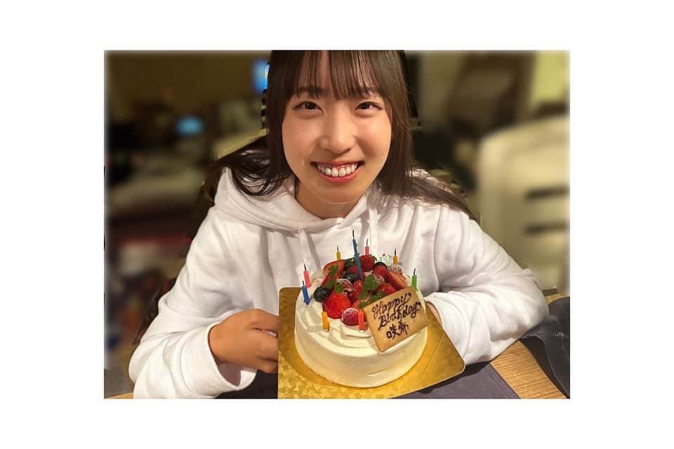 馬場咲希さんのインスタグラム写真 - (馬場咲希Instagram)「🎂4/25🎂  無事18歳の誕生日を迎えることができました🥹  ここまで大切に育ててくれた両親には本当に感謝です🙇🏻‍♀️いつもありがとう。  スポンサーの皆さん、サポートしてくれている皆さん、応援してくれている皆さん、いつもありがとうございます😊 皆様のサポートがあるからこそ、今の私があります🙇🏻‍♀️これからも大好きなゴルフを、楽しみながら一生懸命頑張ります👊🏻  沢山のおめでとうをいただけて、とても幸せな誕生日でした✨  #感謝  #誕生日  #〆は巨大ステーキ」5月1日 15時18分 - teba_.425