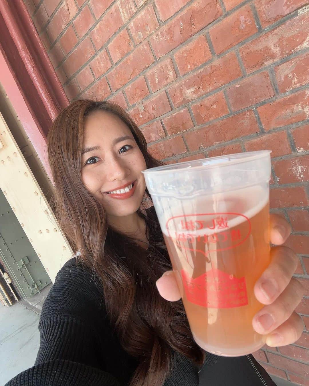 守永真彩のインスタグラム：「. . ラジオ日本 【加藤裕介の横浜ポップJ】 守永真彩のおじゃましま〜す🔆  今日は横浜赤レンガ倉庫で行われている「Yokohamaフリューリングスフェスト2023」 にお邪魔しました🍺  『Frühlings Fest』とは、 春の訪れをお祝いするドイツのお祭り🇩🇪✨  今年で9回目を迎える赤レンガ倉庫のフリューリングスフェストには、GW中ということもあり多くのお客様がビール片手に楽しんでらっしゃいました🍻😆  日本初上陸のドイツビールや🍺地元横浜・全国各地のクラフトビールがずらっと並んでおります。 およそ100種類だそうです！！！  また、ソフトドリンクやカクテルも取り揃えております💓 ビール好きな方はもちろん、お酒が苦手な方やお子様も楽しめるイベントです☺️ (お子様が遊べるアトラクションもあります！)  ドイツ楽団による生演奏をききながら、横浜の海風を感じつつビールで乾杯🍻  あぁ、なんて幸せなんでしょう☺️  他にも、SDGｓマルシェやリユースカップなど、横浜赤レンガ倉庫らしい、楽しく取り組めるサステナブル活動もされています‼️  「Yokohamaフリューリングスフェスト2023」 は5月7日（日）まで！！！  11:00～21:00 （ラストオーダー20:30） ※アトラクションは11:00～18:00  また、明日から「SEASIDE CINEMA」🎞️も始まりますので、このGWに遊びにきてみてはいかがでしょうか😊💓  #ラジオ日本 #横浜ポップJ #横浜　#横浜赤レンガ倉庫　#赤レンガ #ドイツ　#ドイツビール #フリューリングスフェスト #Frühlings Fest #beer  #リポーター #生中継　 @yokohamaredbrick  @radio_nippon_65th」