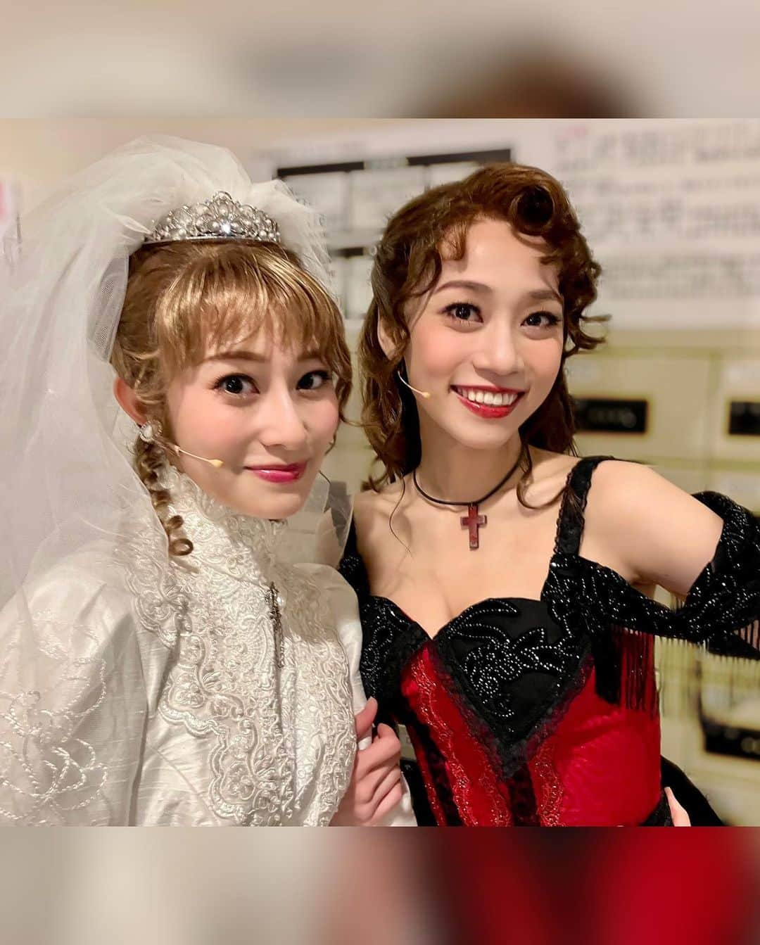 真彩希帆さんのインスタグラム写真 - (真彩希帆Instagram)「みなさま、こんにちは🍎  「ジキル&ハイド」の思い出写真です📸  みんなそれぞれに熱いハートを持って生きる方ばかりで、出会えて本当によかったなぁ☺️💓  かっきーさんは普段ものすごーくレディファーストで魂が熱い武士のような方🥷🏻❤️‍🔥 舞台（仕事）に向かう姿は妥協無し、真剣勝負でその姿に勇気をもらい勉強させて頂きました。  一緒に舞台に立つ上で生まれる感情を その時々新鮮に感じることで、真彩希帆あるいは本名の自分からはあまり生まれないであろう😂ハイドに対する特に”怒り”の感情が  手紙びりびりぽいっ事件の中だったりなんだりで今回かっきーさんハイドに生まれまくったのが面白かったなぁ。  そんな手紙を持ちながら、 最後の日全て終わった後に写真を撮ってもらいました📸 かっきーさん優しい笑顔だ😏💌笑  エマルーシーズはかわいい女子達の中に、1人小僧が紛れたみたいな状態だったけど😂  舞台に対する話だけじゃなく、この期間に れなちゃん、あみちゃん、れーかちゃんと 女子トークができたことが自分の中で思っている以上に新鮮で嬉しかったみたいで、思い出してる今もほくほくしてます☺️💓  みんな今を生きる輝く女性たち💫  可愛くて、優しくて、逞しくて 一人一人の考えがしっかりしてて憧れがつまっている😍❤️ もっともっと時間があったらなぁ、さらに色んな話をしたかったな🫧でもまた会えると思っています🍀  れなちゃんの大千穐楽の日に甘えて撮ってもらった写真📸 うれしい☺️ぎゅっ💓  舞台稽古なかなか撮るタイミングがなかったので、 ポスター撮影の時初めて会った時に2人ともルーシーの姿で撮った写真は宝物です💎  一哉さんは、お芝居で絡む場所は少なかったですが カーテンコールでいつもはちゃめちゃな私の振りを一緒にやってくださって....なんとお優しい😂。。  お稽古場から幾度となく「イケボですね」と話しかけ、軽やかな身のこなしに「さすが王子🤴✨」と密かに頷くという。 いつかご一緒に歌ってみたいなぁと思いました☺️🎵また機会がありますように📚  制作さん、裏方さん、キャストの方 みんなあったかーいカンパニーでした🔥 稽古場に行くのも、劇場にいくのも大好きだったな❤️*。 優しい人が沢山の場所は幸せですね☺️  #いい出会いって幸せだね🫧 #ジキルアンドハイド #💌   #真彩希帆」5月1日 15時27分 - maayakiho