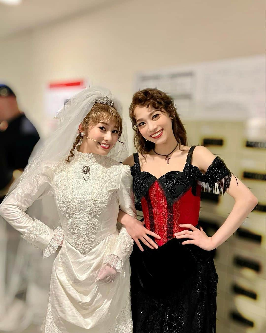 真彩希帆さんのインスタグラム写真 - (真彩希帆Instagram)「みなさま、こんにちは🍎  「ジキル&ハイド」の思い出写真です📸  みんなそれぞれに熱いハートを持って生きる方ばかりで、出会えて本当によかったなぁ☺️💓  かっきーさんは普段ものすごーくレディファーストで魂が熱い武士のような方🥷🏻❤️‍🔥 舞台（仕事）に向かう姿は妥協無し、真剣勝負でその姿に勇気をもらい勉強させて頂きました。  一緒に舞台に立つ上で生まれる感情を その時々新鮮に感じることで、真彩希帆あるいは本名の自分からはあまり生まれないであろう😂ハイドに対する特に”怒り”の感情が  手紙びりびりぽいっ事件の中だったりなんだりで今回かっきーさんハイドに生まれまくったのが面白かったなぁ。  そんな手紙を持ちながら、 最後の日全て終わった後に写真を撮ってもらいました📸 かっきーさん優しい笑顔だ😏💌笑  エマルーシーズはかわいい女子達の中に、1人小僧が紛れたみたいな状態だったけど😂  舞台に対する話だけじゃなく、この期間に れなちゃん、あみちゃん、れーかちゃんと 女子トークができたことが自分の中で思っている以上に新鮮で嬉しかったみたいで、思い出してる今もほくほくしてます☺️💓  みんな今を生きる輝く女性たち💫  可愛くて、優しくて、逞しくて 一人一人の考えがしっかりしてて憧れがつまっている😍❤️ もっともっと時間があったらなぁ、さらに色んな話をしたかったな🫧でもまた会えると思っています🍀  れなちゃんの大千穐楽の日に甘えて撮ってもらった写真📸 うれしい☺️ぎゅっ💓  舞台稽古なかなか撮るタイミングがなかったので、 ポスター撮影の時初めて会った時に2人ともルーシーの姿で撮った写真は宝物です💎  一哉さんは、お芝居で絡む場所は少なかったですが カーテンコールでいつもはちゃめちゃな私の振りを一緒にやってくださって....なんとお優しい😂。。  お稽古場から幾度となく「イケボですね」と話しかけ、軽やかな身のこなしに「さすが王子🤴✨」と密かに頷くという。 いつかご一緒に歌ってみたいなぁと思いました☺️🎵また機会がありますように📚  制作さん、裏方さん、キャストの方 みんなあったかーいカンパニーでした🔥 稽古場に行くのも、劇場にいくのも大好きだったな❤️*。 優しい人が沢山の場所は幸せですね☺️  #いい出会いって幸せだね🫧 #ジキルアンドハイド #💌   #真彩希帆」5月1日 15時27分 - maayakiho