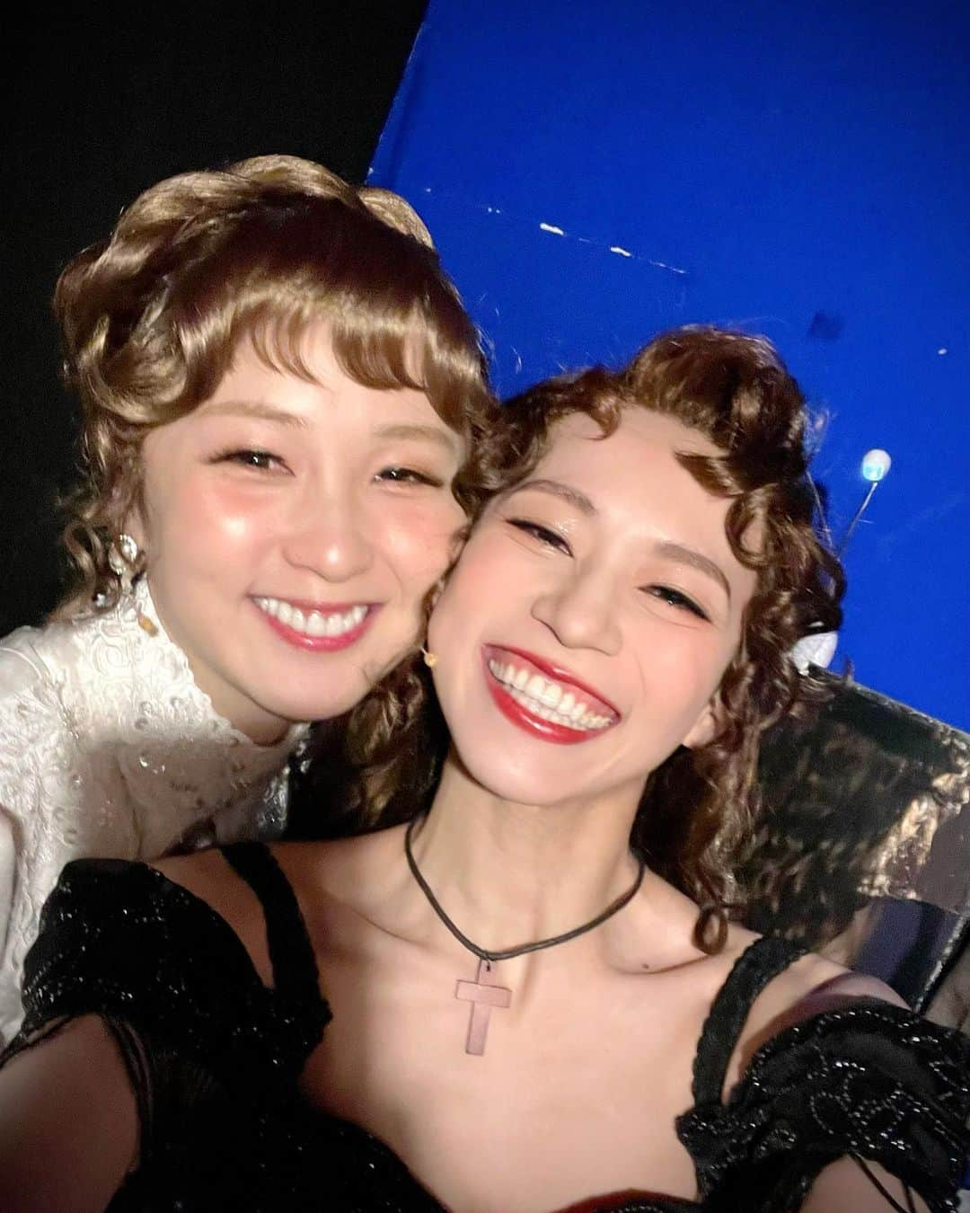 真彩希帆さんのインスタグラム写真 - (真彩希帆Instagram)「みなさま、こんにちは🍎  「ジキル&ハイド」の思い出写真です📸  みんなそれぞれに熱いハートを持って生きる方ばかりで、出会えて本当によかったなぁ☺️💓  かっきーさんは普段ものすごーくレディファーストで魂が熱い武士のような方🥷🏻❤️‍🔥 舞台（仕事）に向かう姿は妥協無し、真剣勝負でその姿に勇気をもらい勉強させて頂きました。  一緒に舞台に立つ上で生まれる感情を その時々新鮮に感じることで、真彩希帆あるいは本名の自分からはあまり生まれないであろう😂ハイドに対する特に”怒り”の感情が  手紙びりびりぽいっ事件の中だったりなんだりで今回かっきーさんハイドに生まれまくったのが面白かったなぁ。  そんな手紙を持ちながら、 最後の日全て終わった後に写真を撮ってもらいました📸 かっきーさん優しい笑顔だ😏💌笑  エマルーシーズはかわいい女子達の中に、1人小僧が紛れたみたいな状態だったけど😂  舞台に対する話だけじゃなく、この期間に れなちゃん、あみちゃん、れーかちゃんと 女子トークができたことが自分の中で思っている以上に新鮮で嬉しかったみたいで、思い出してる今もほくほくしてます☺️💓  みんな今を生きる輝く女性たち💫  可愛くて、優しくて、逞しくて 一人一人の考えがしっかりしてて憧れがつまっている😍❤️ もっともっと時間があったらなぁ、さらに色んな話をしたかったな🫧でもまた会えると思っています🍀  れなちゃんの大千穐楽の日に甘えて撮ってもらった写真📸 うれしい☺️ぎゅっ💓  舞台稽古なかなか撮るタイミングがなかったので、 ポスター撮影の時初めて会った時に2人ともルーシーの姿で撮った写真は宝物です💎  一哉さんは、お芝居で絡む場所は少なかったですが カーテンコールでいつもはちゃめちゃな私の振りを一緒にやってくださって....なんとお優しい😂。。  お稽古場から幾度となく「イケボですね」と話しかけ、軽やかな身のこなしに「さすが王子🤴✨」と密かに頷くという。 いつかご一緒に歌ってみたいなぁと思いました☺️🎵また機会がありますように📚  制作さん、裏方さん、キャストの方 みんなあったかーいカンパニーでした🔥 稽古場に行くのも、劇場にいくのも大好きだったな❤️*。 優しい人が沢山の場所は幸せですね☺️  #いい出会いって幸せだね🫧 #ジキルアンドハイド #💌   #真彩希帆」5月1日 15時27分 - maayakiho