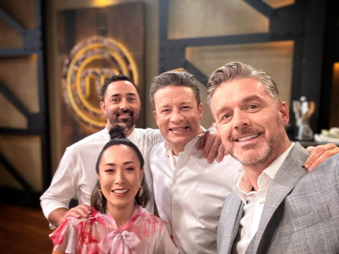 ジェイミー・オリヴァーのインスタグラム：「I’m in total shock to wake up to the sudden death of chef Jock Zonfrillo. We had the best time working together for this years master chef, I can’t tell how good it was to work with him ! Jock was very generous to me with his time and spirit in the show and for that I was really grateful…Mellisa, Andy & Jock work as the most inspiring judges and mentors and each have there very own unique view and style…Jock will be so very missed…I can’t believe I’m writing this…….Sending heart felt love and condolences to all of his family, friends and his second family the master chef team and contestants xxx. Love jamie」
